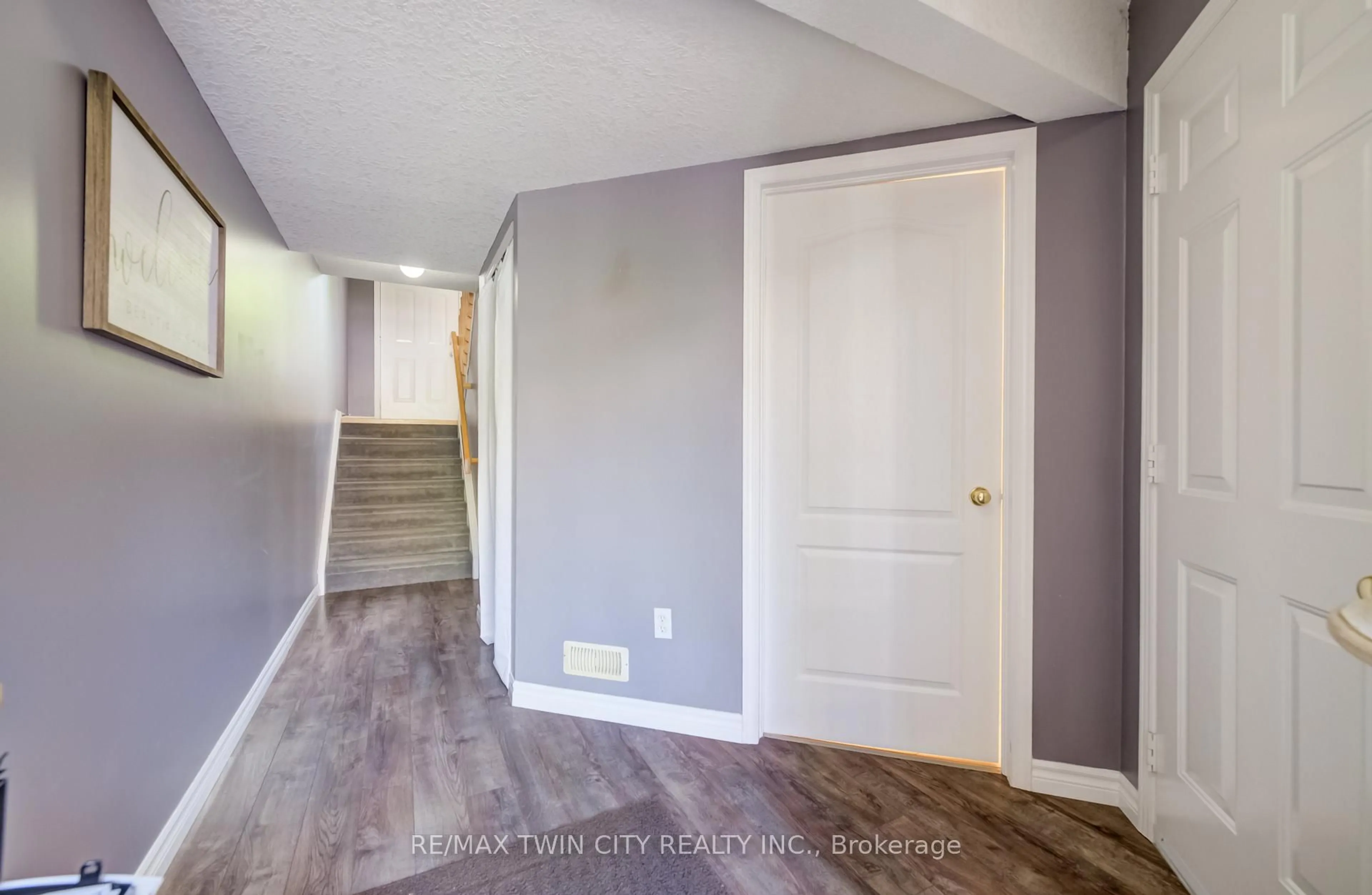 Indoor entryway for 35 Grosvenor Lane, Cambridge Ontario N1R 8N2