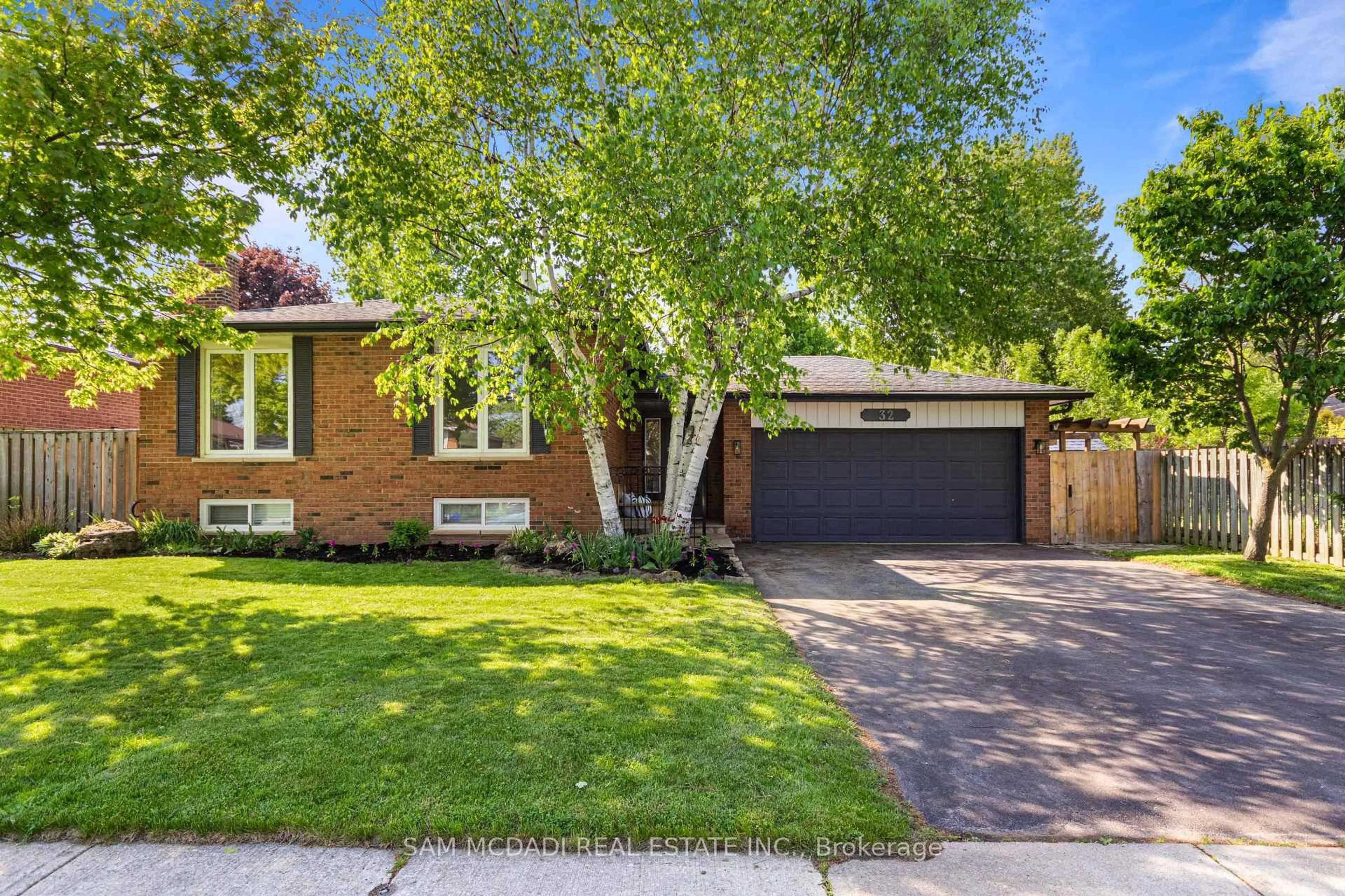 Home with brick exterior material, street for 32 Milverton Clse, Hamilton Ontario L8B 0A9