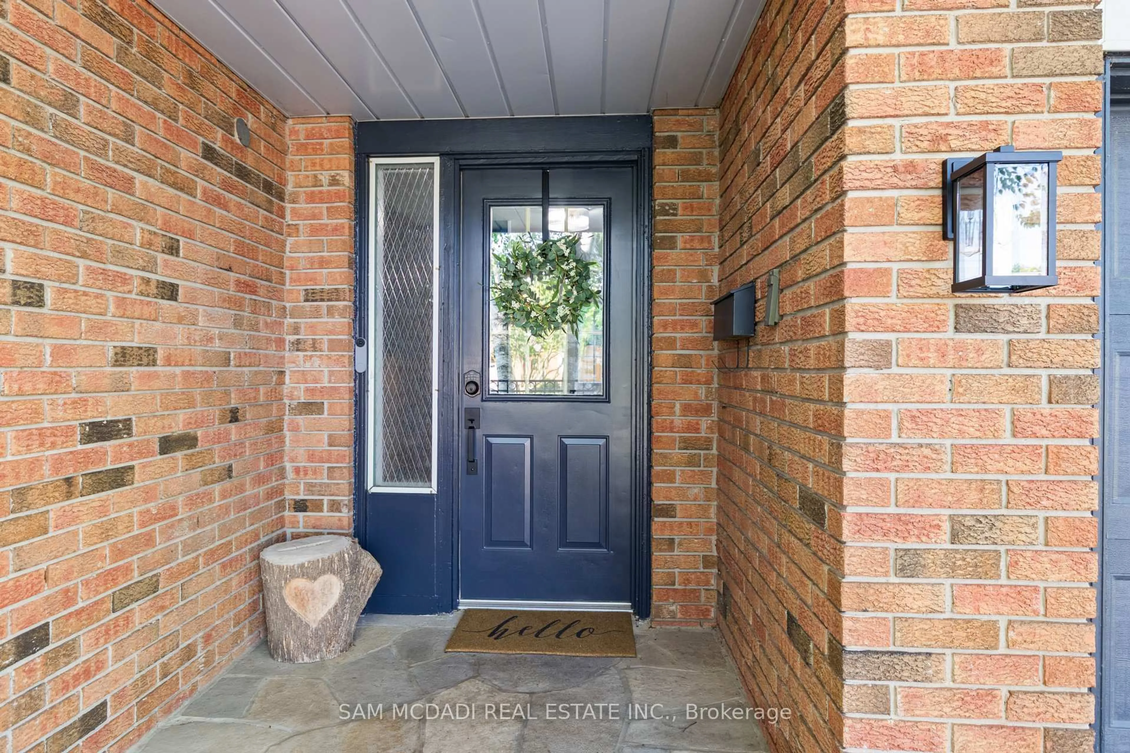 Indoor entryway for 32 Milverton Clse, Hamilton Ontario L8B 0A9