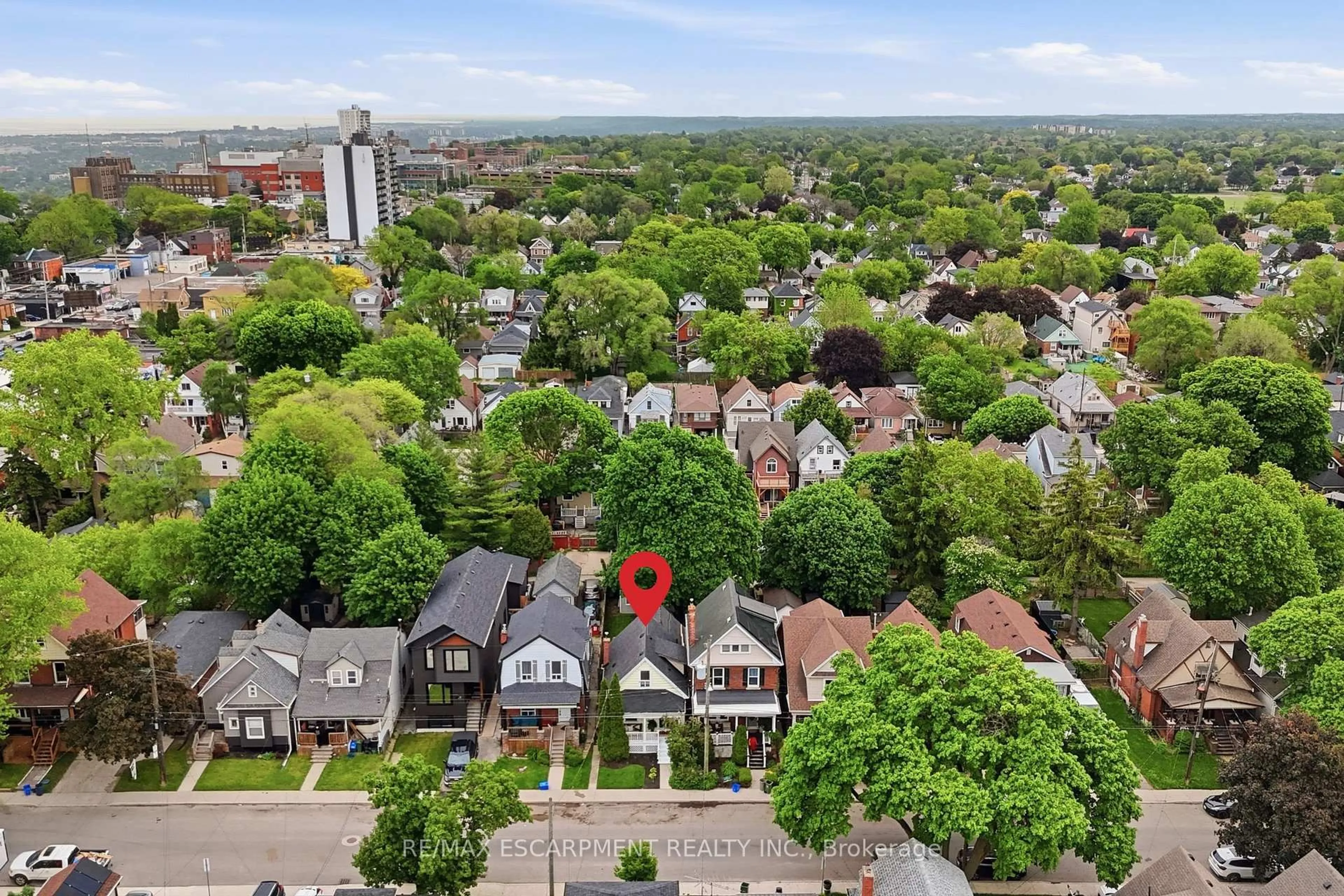 A pic from outside/outdoor area/front of a property/back of a property/a pic from drone, unknown for 23 East 21st St, Hamilton Ontario L8V 2T3