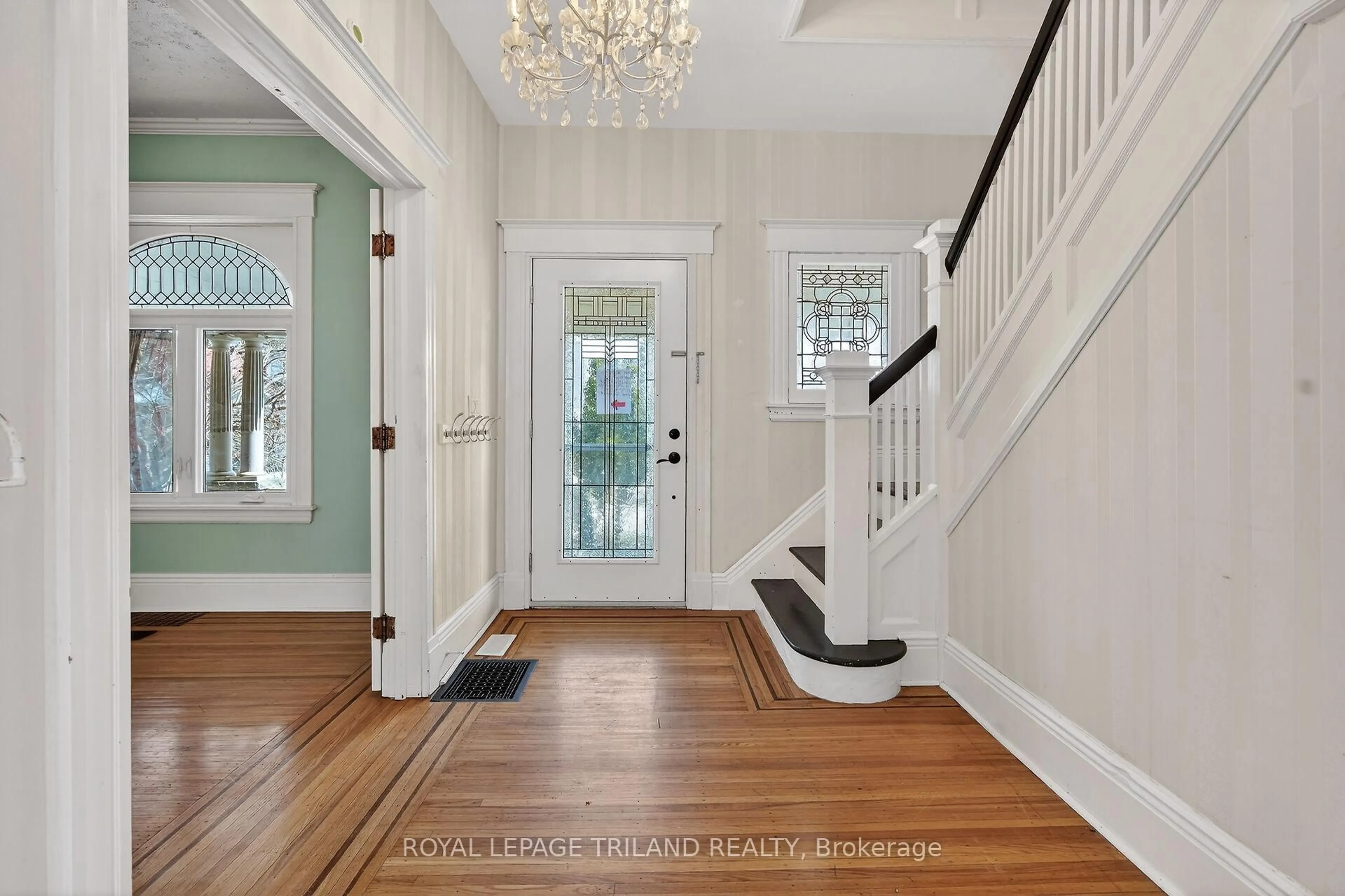 Indoor entryway for 40 Metcalfe St, St. Thomas Ontario N5R 3K2