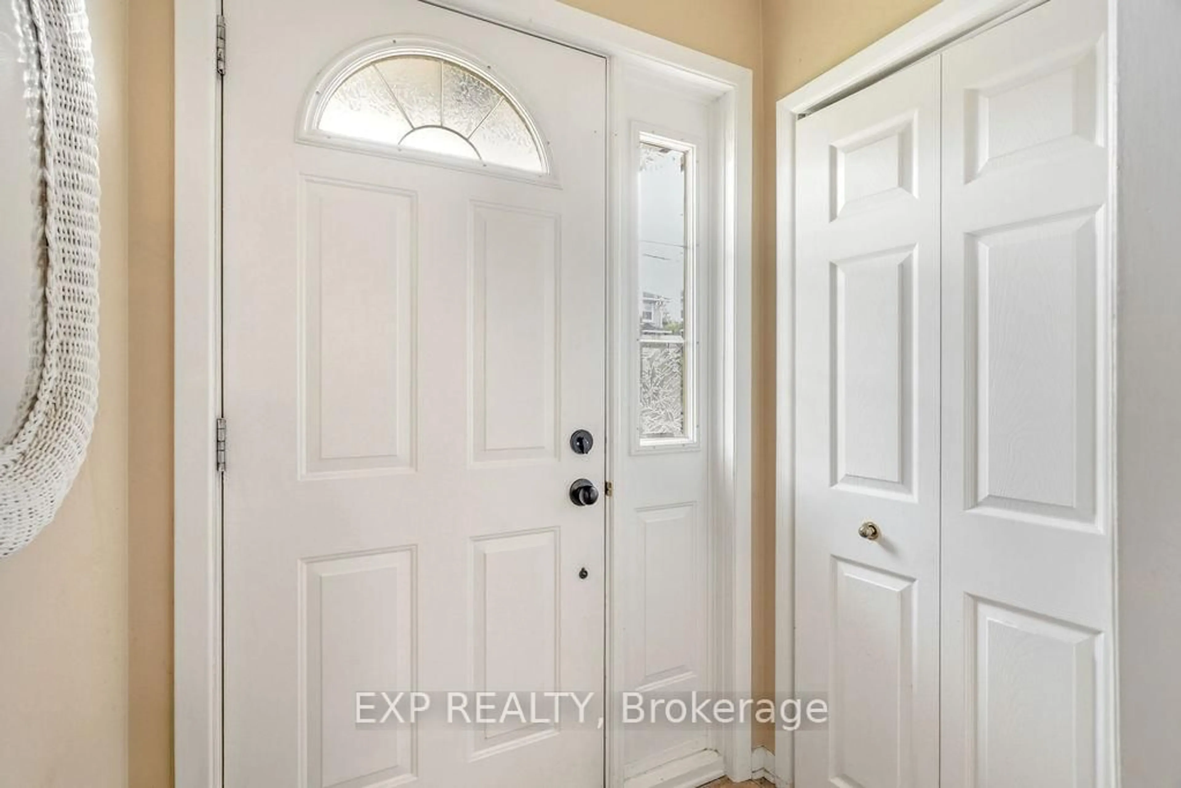Indoor entryway for 139 Young St, Ottawa Ontario K1Y 3P8