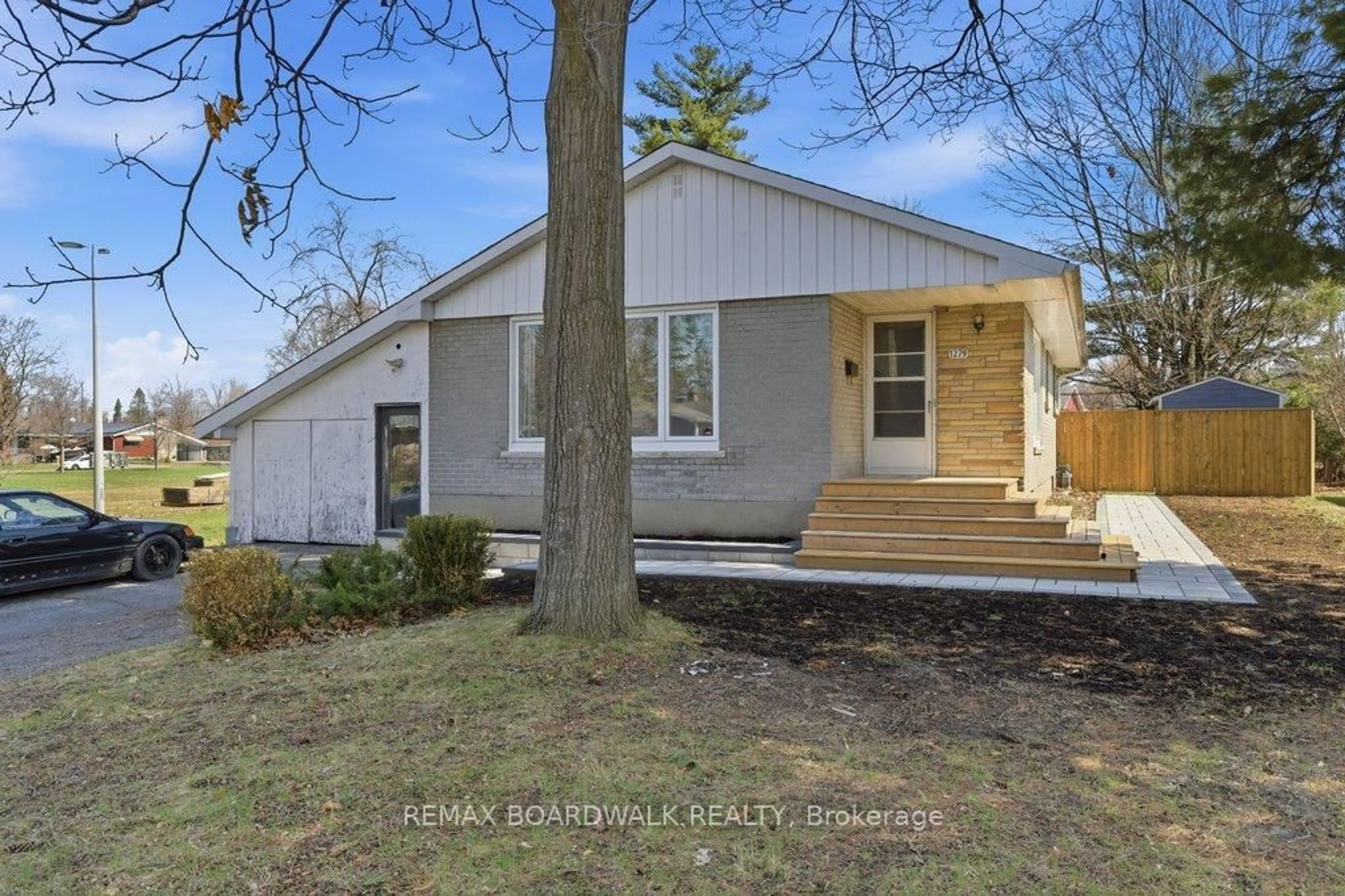Home with vinyl exterior material, street for 1279 Adirondack Dr, Ottawa Ontario K2C 2V7