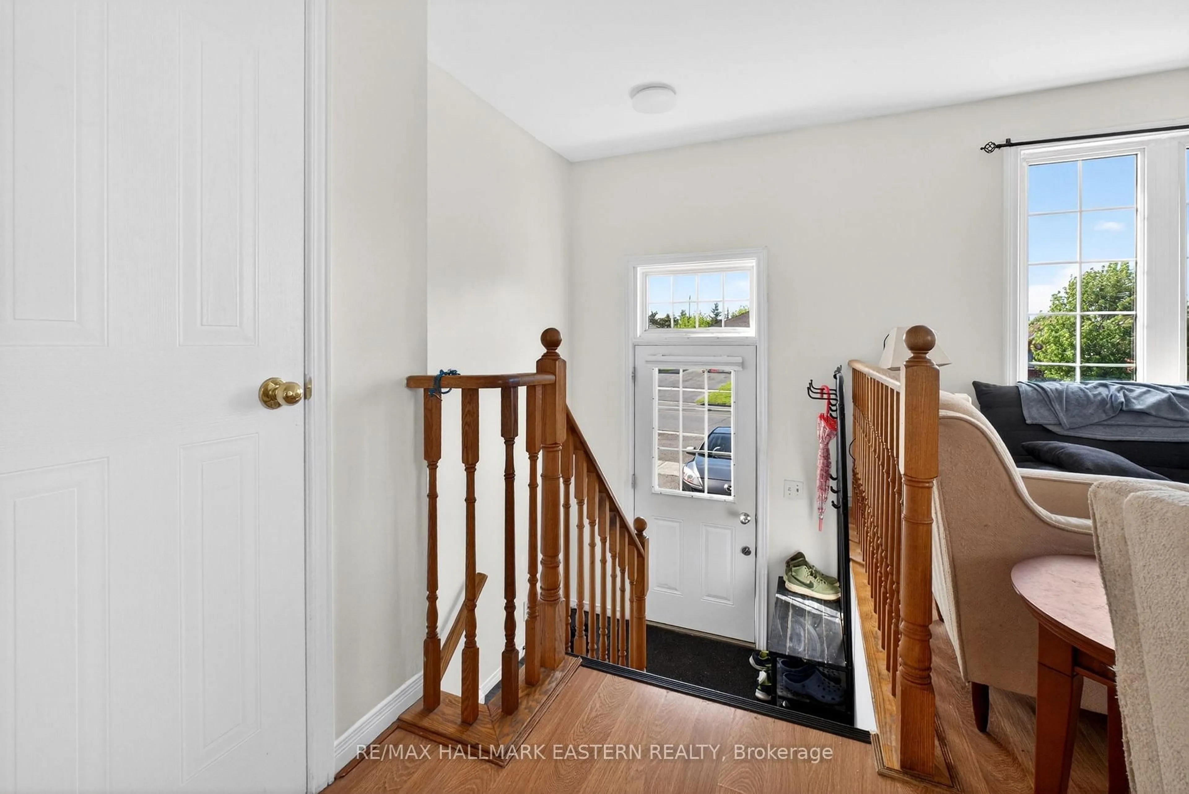 Indoor entryway for 285 Towerhill Rd, Peterborough Ontario K9H 7N1