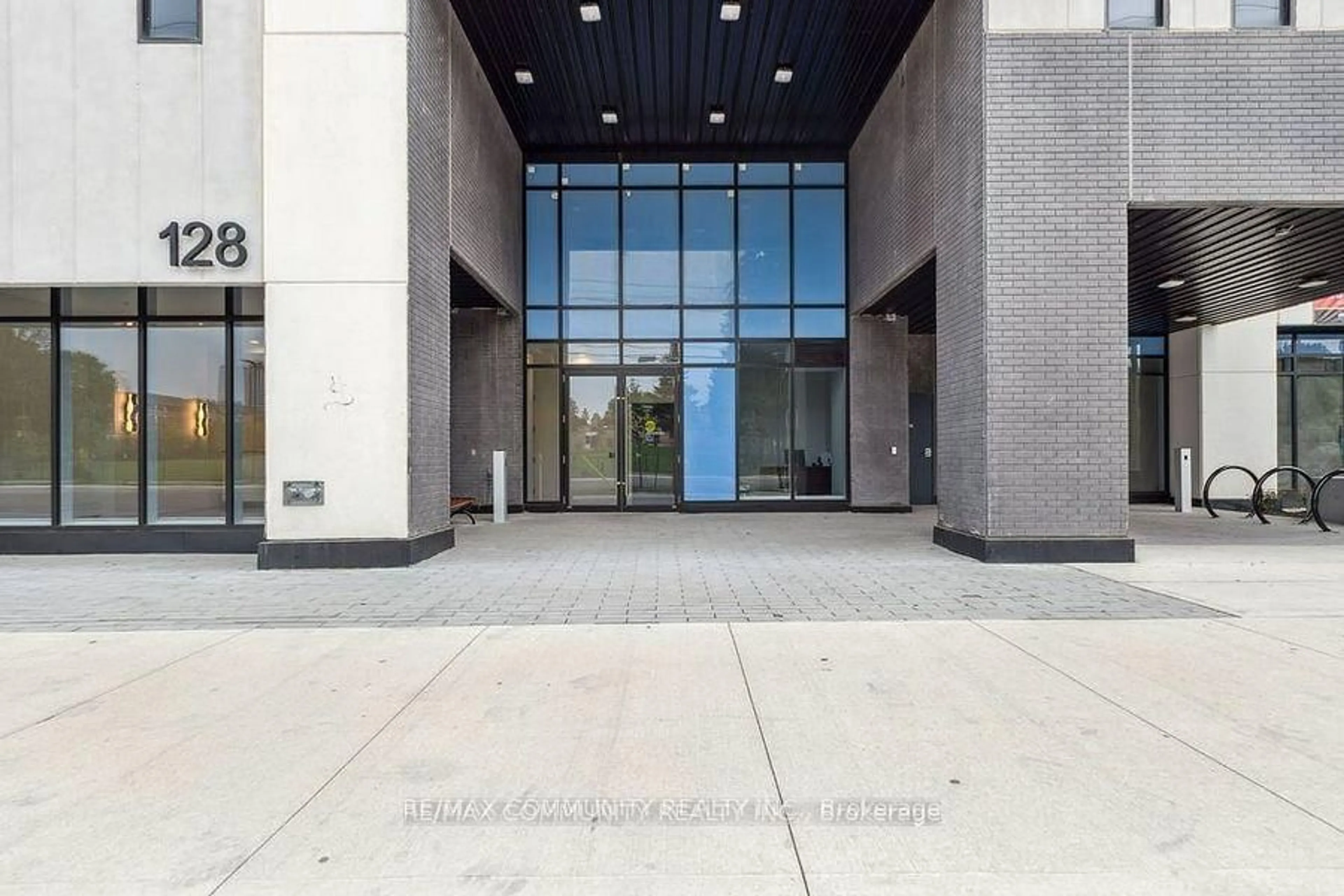 Indoor foyer for 128 King St #905, Waterloo Ontario N2J 0E9