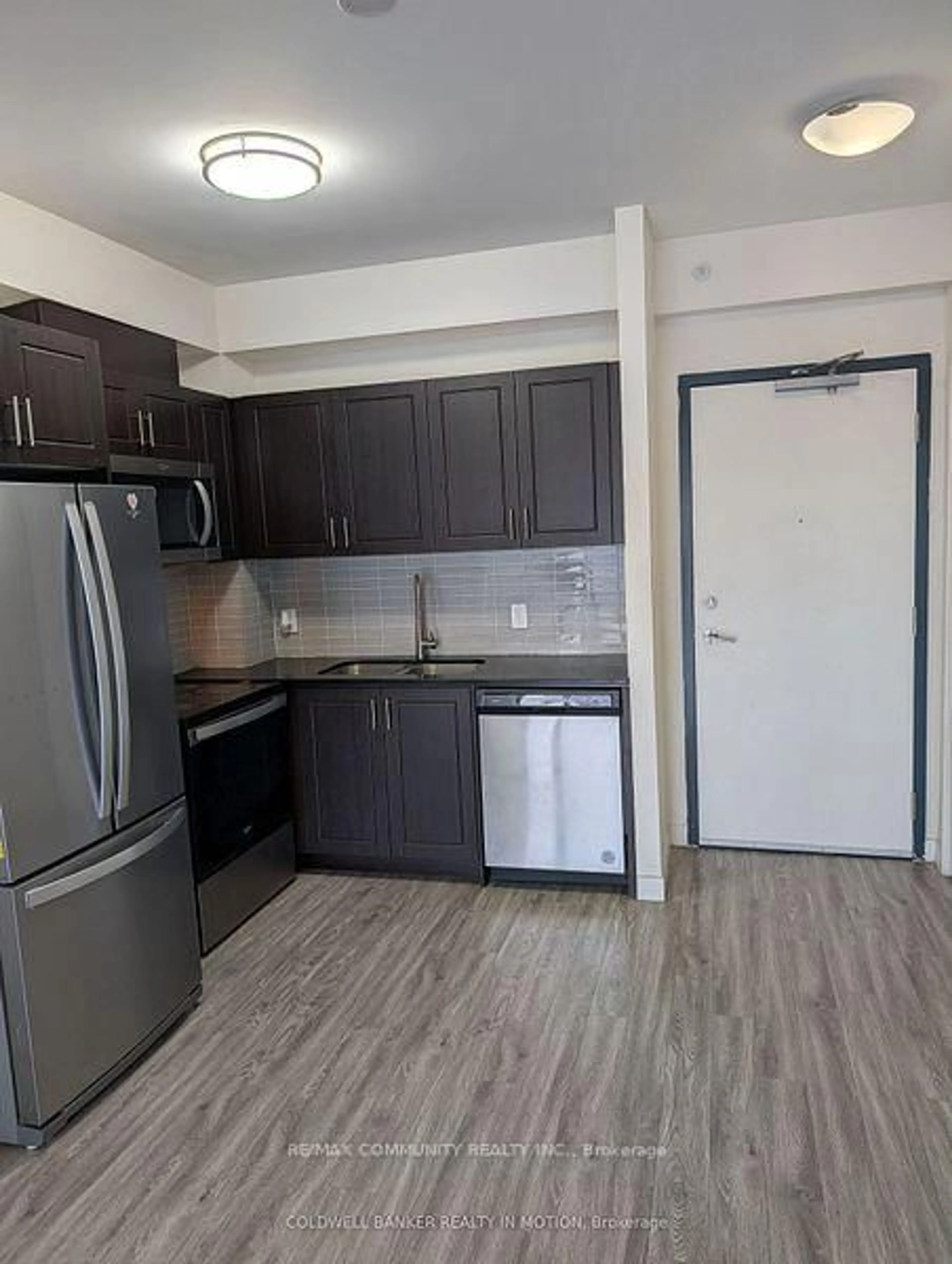 Standard kitchen, unknown for 128 King St #905, Waterloo Ontario N2J 0E9