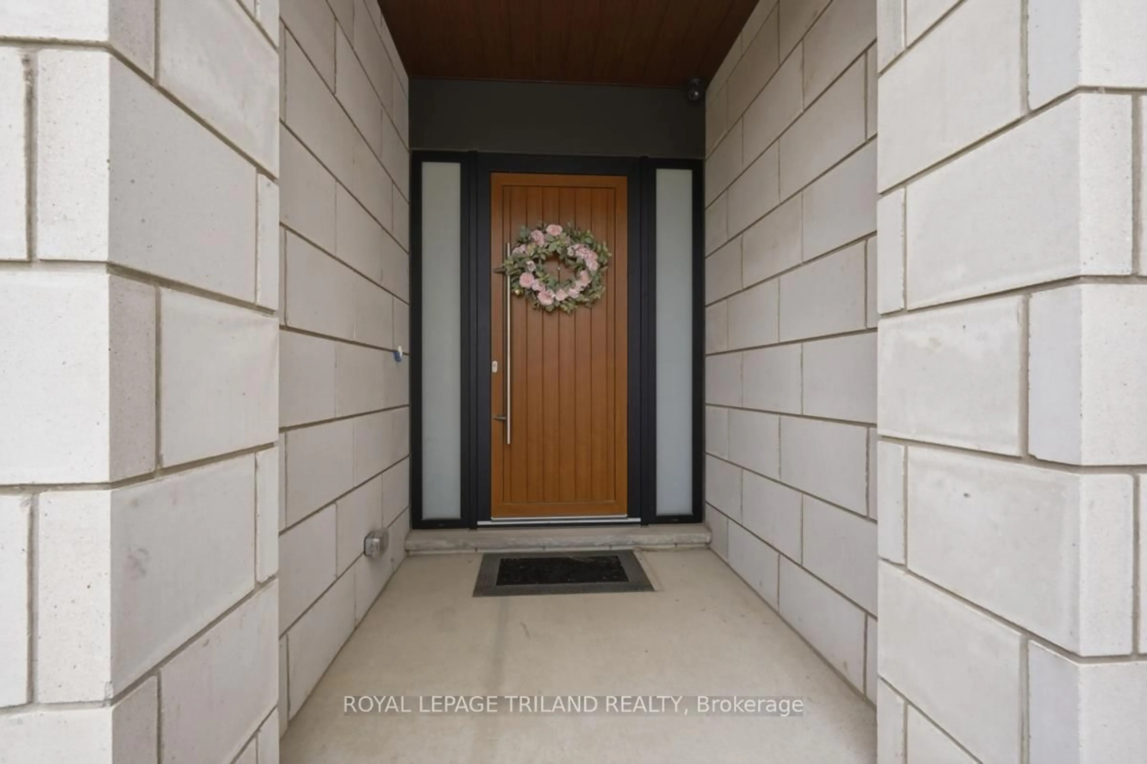 Indoor entryway for 77 Crestview Dr, Middlesex Centre Ontario N0L 1R0