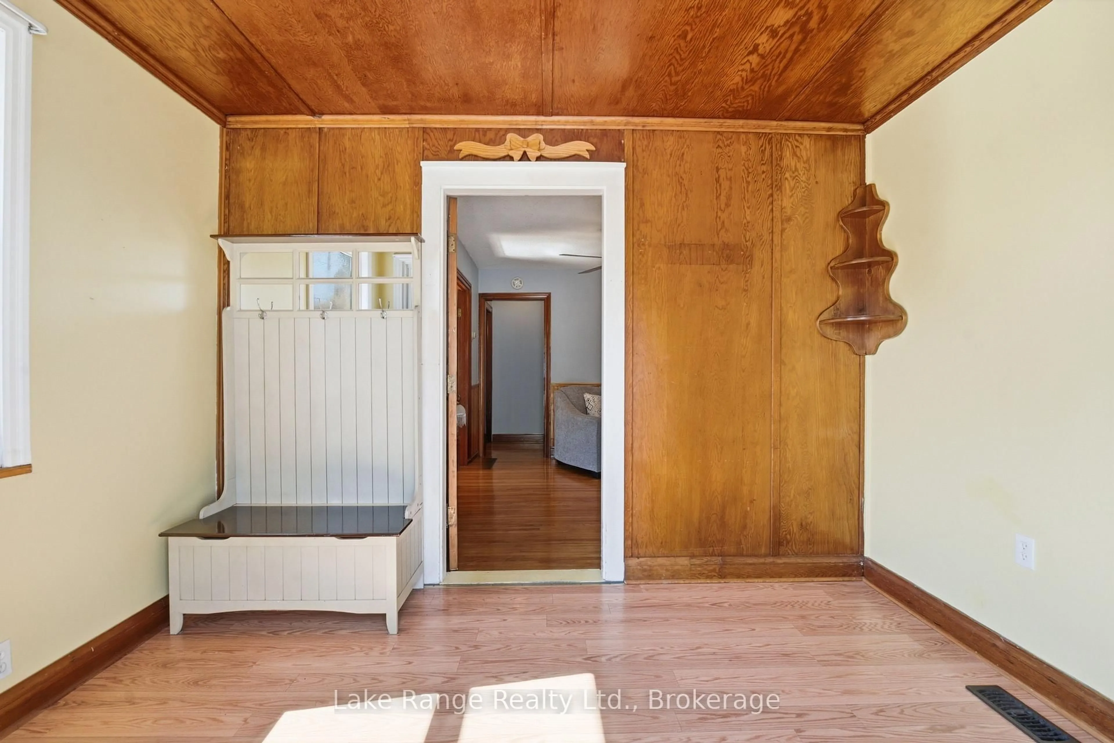 Indoor entryway for 524 Gough St, Huron-Kinloss Ontario N0G 2H0