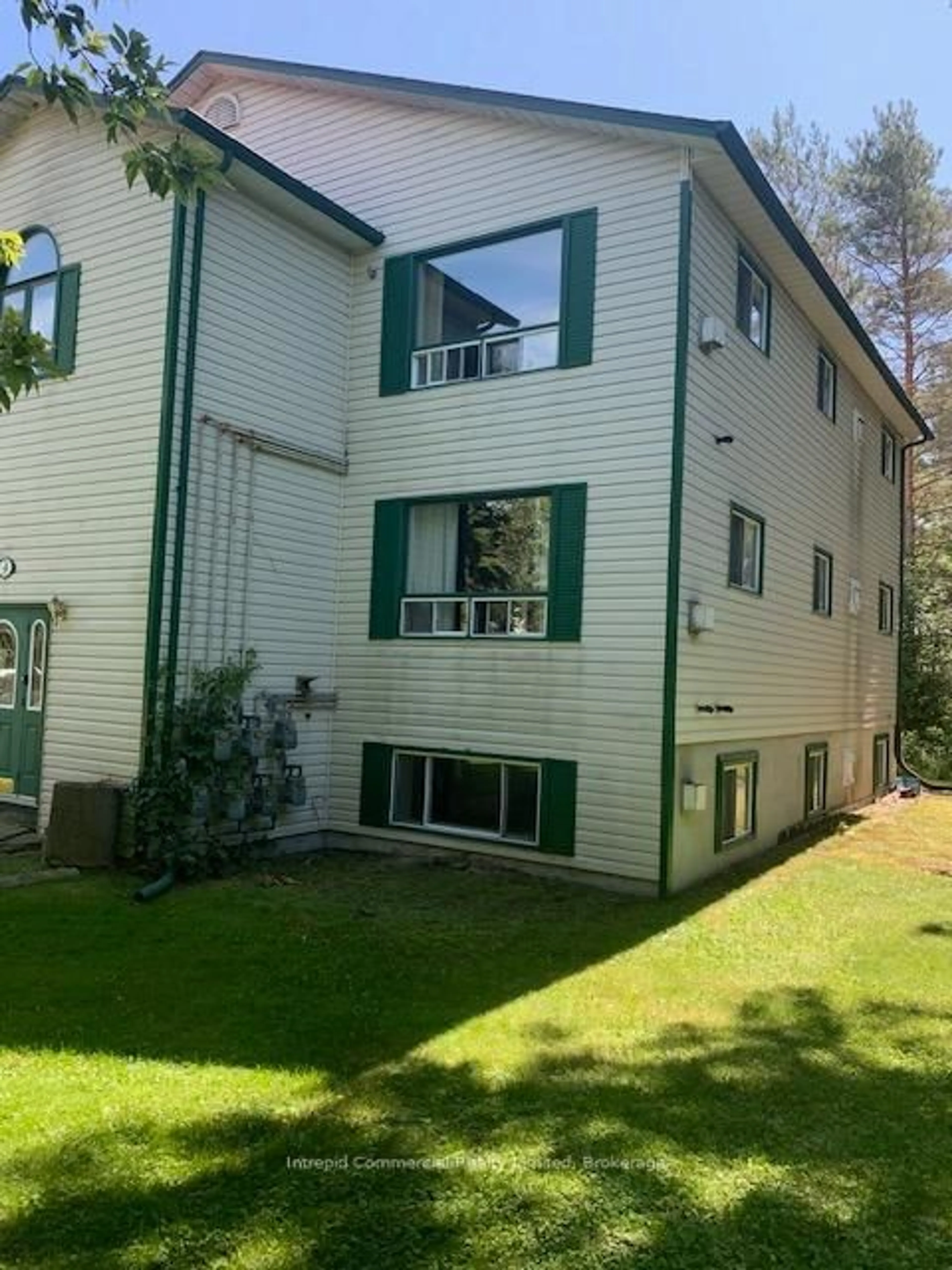 Unknown for 4 Silver St, Huntsville Ontario P1H 2K4