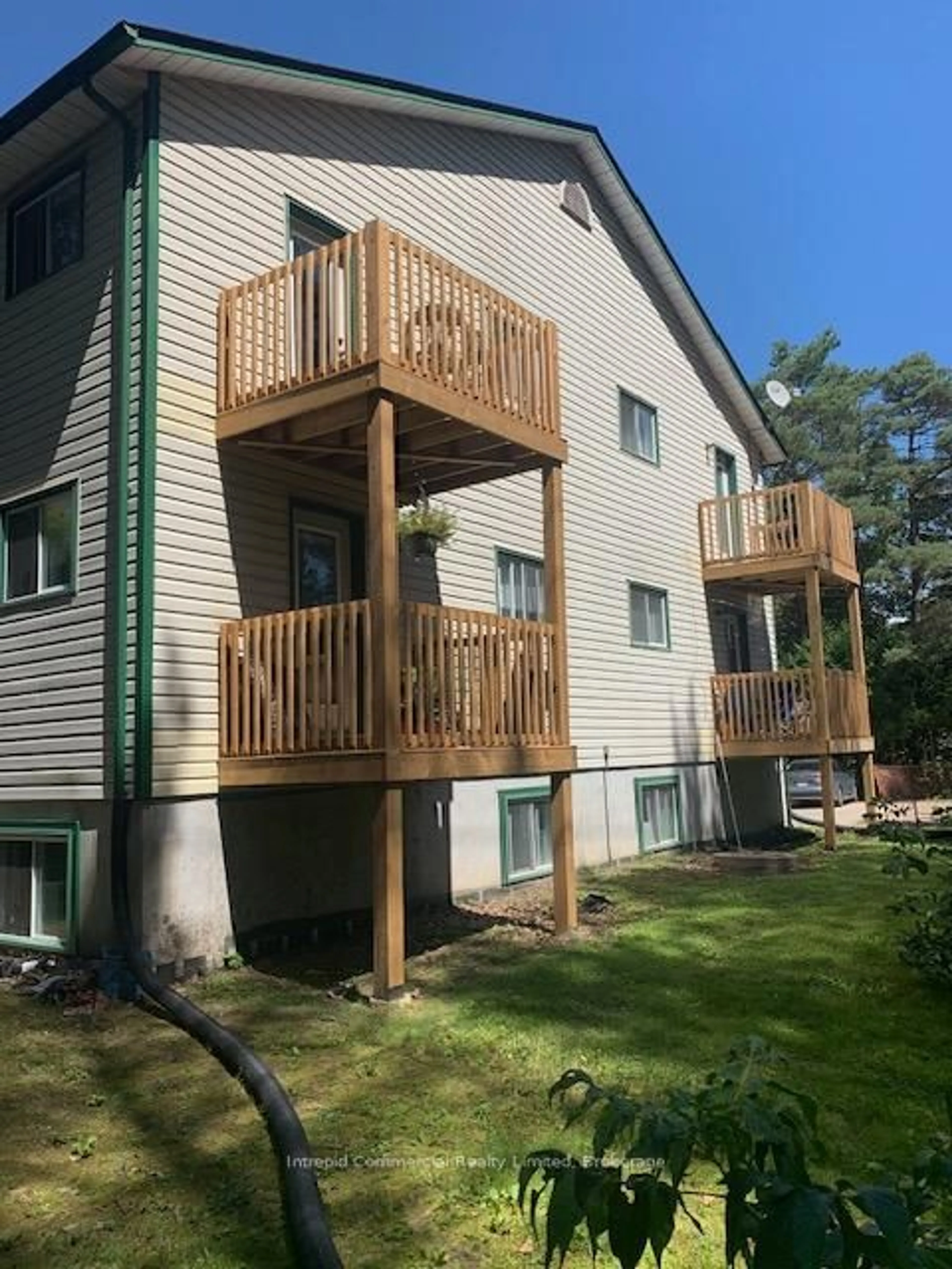 Patio, building for 4 Silver St, Huntsville Ontario P1H 2K4