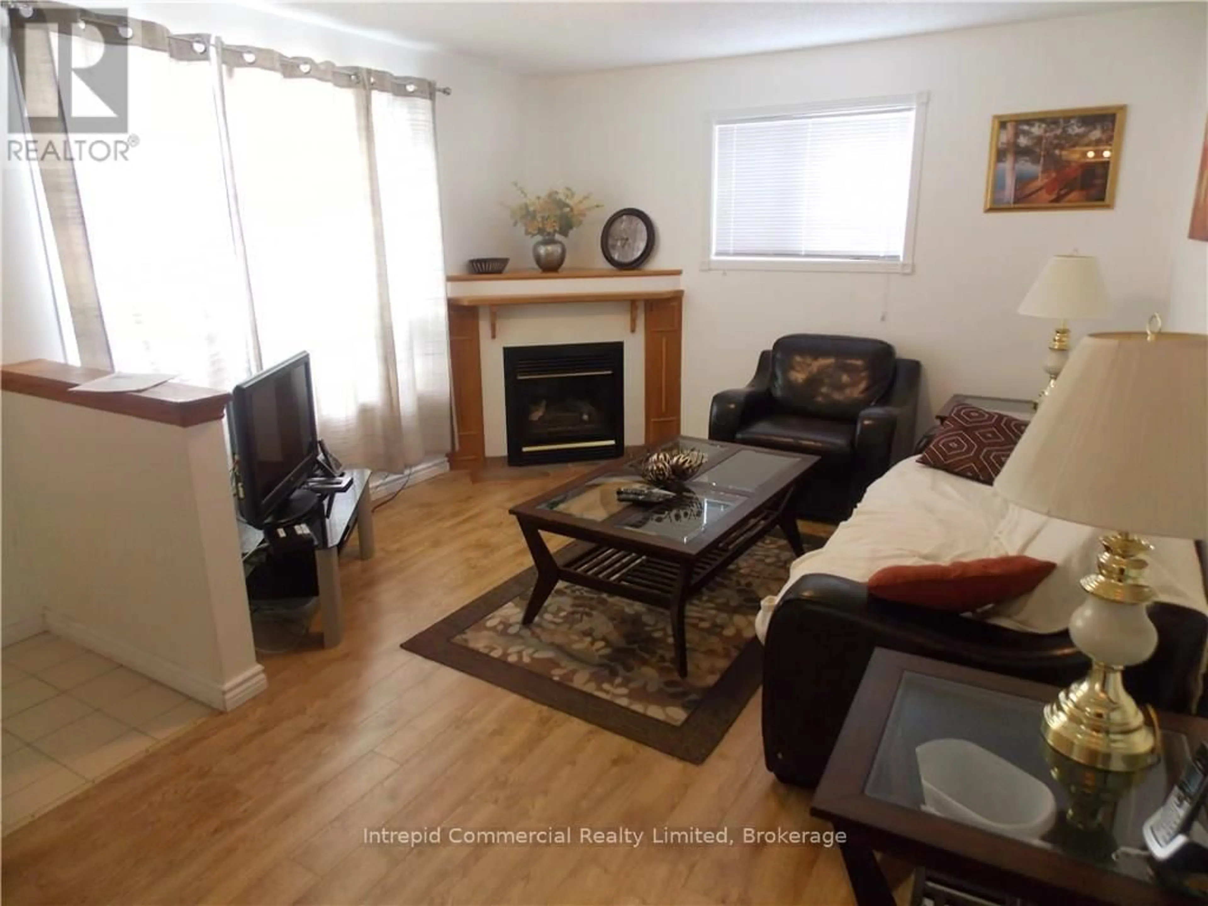 Living room with furniture, wood/laminate floor for 4 Silver St, Huntsville Ontario P1H 2K4