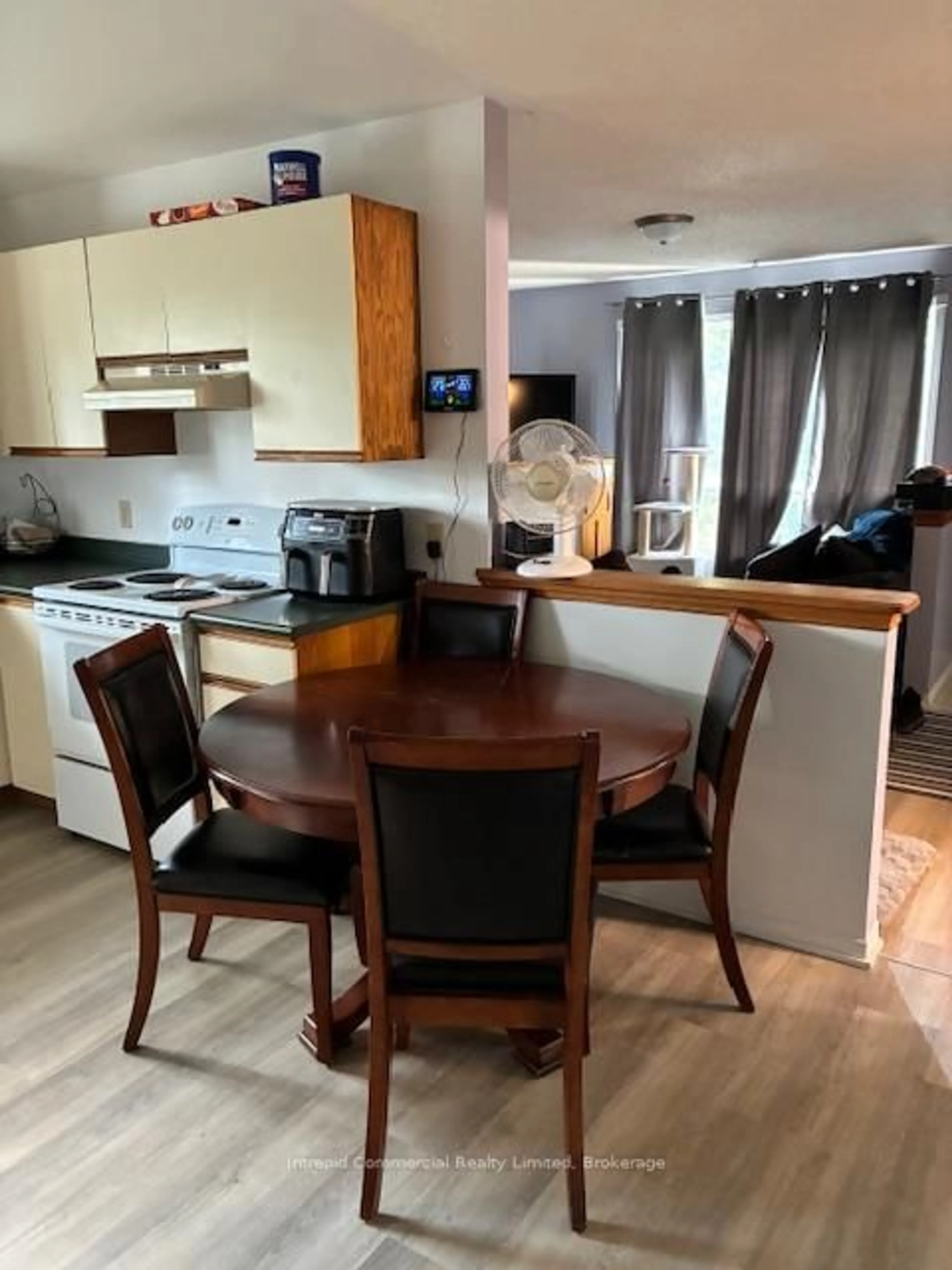 Standard kitchen, wood/laminate floor for 4 Silver St, Huntsville Ontario P1H 2K4