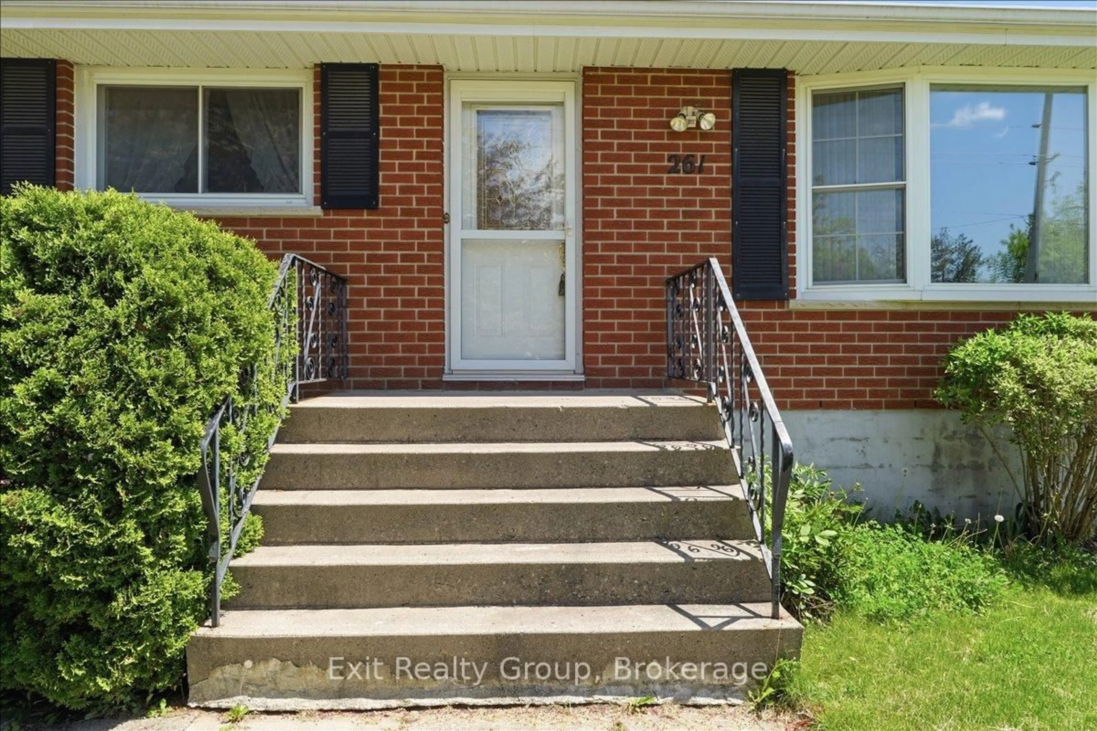 Indoor entryway for 261 Byron St, Quinte West Ontario K8V 2Z3