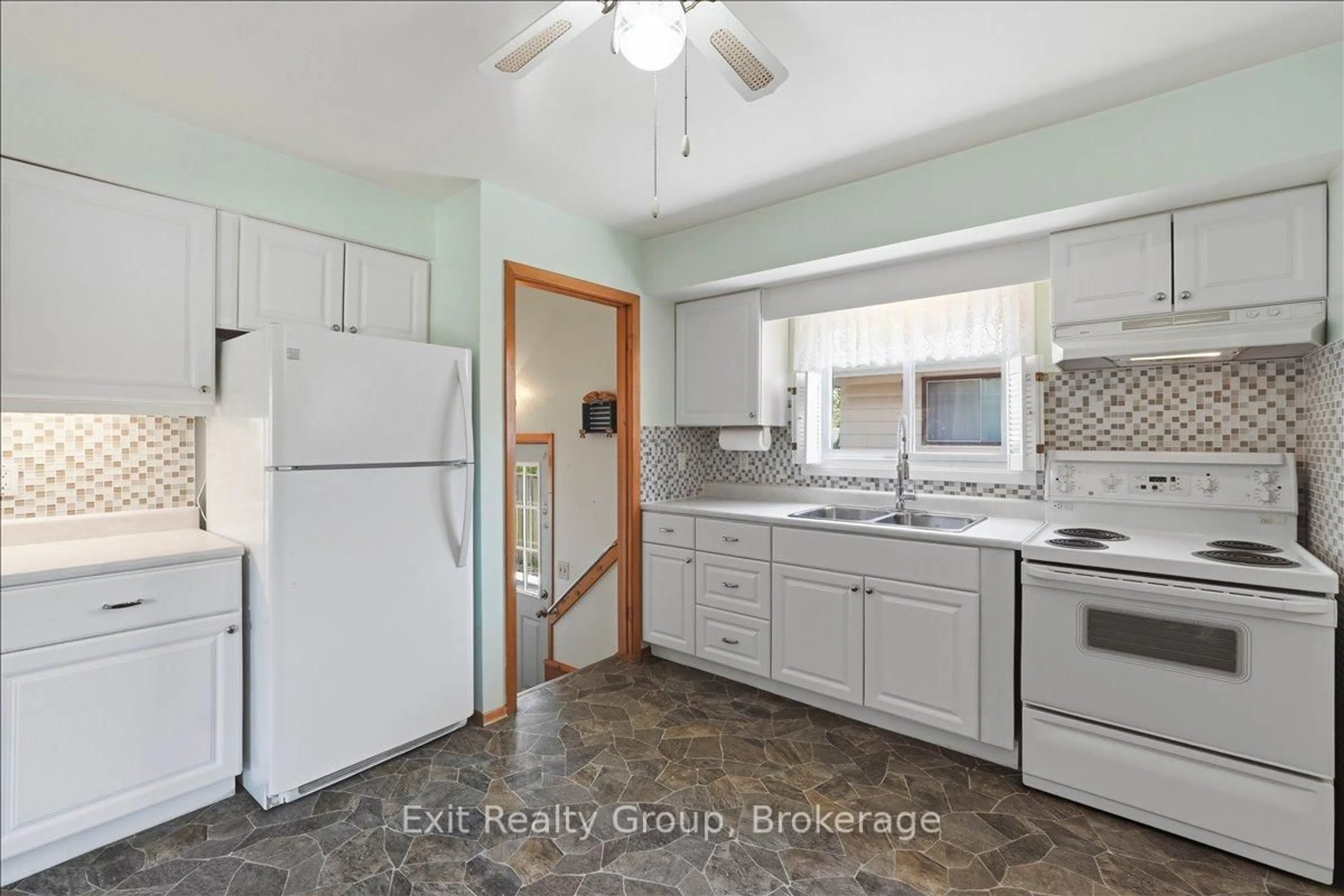 Standard kitchen, ceramic/tile floor for 261 Byron St, Quinte West Ontario K8V 2Z3