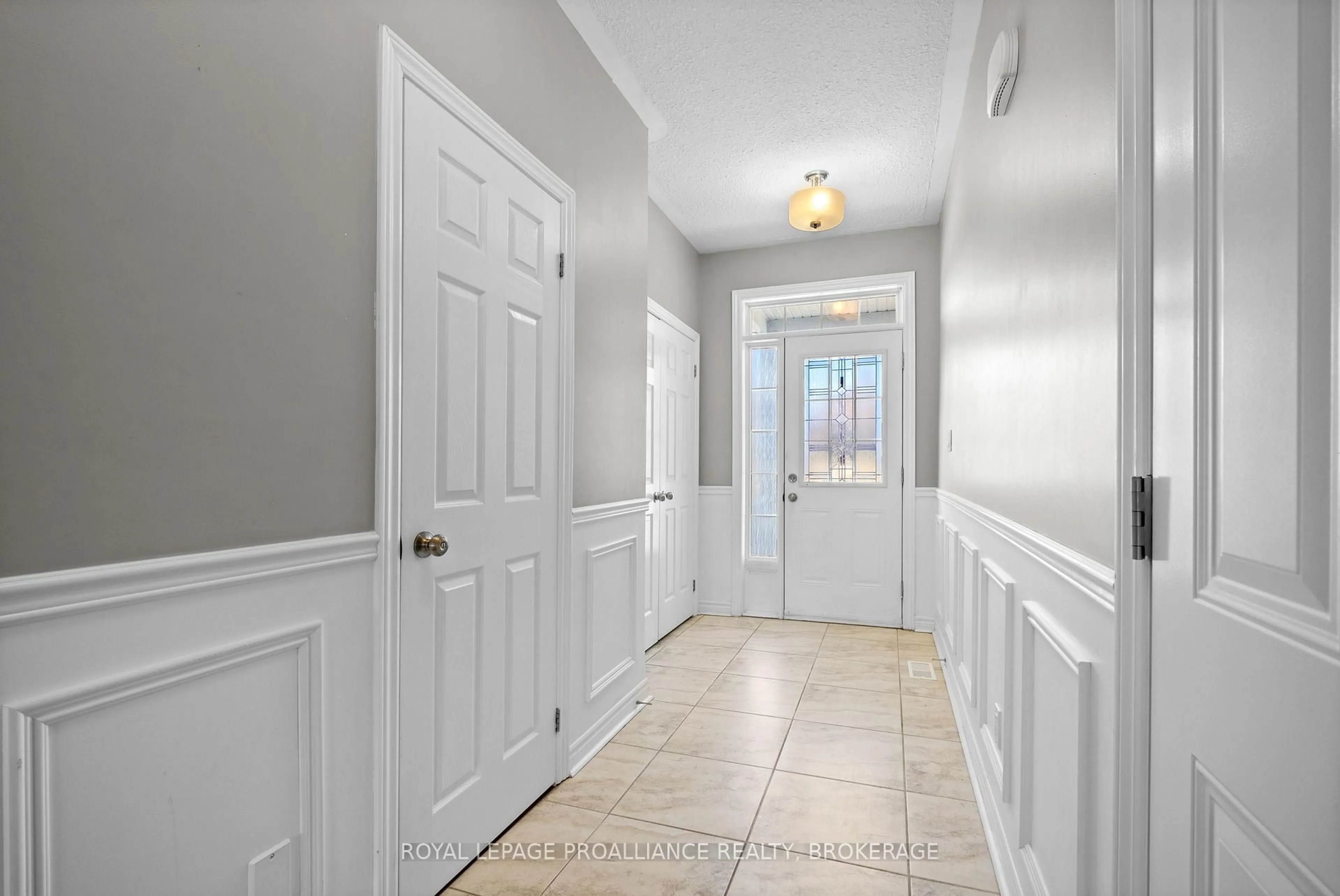 Indoor entryway for 831 Newmarket Lane, Kingston Ontario K7K 0C8