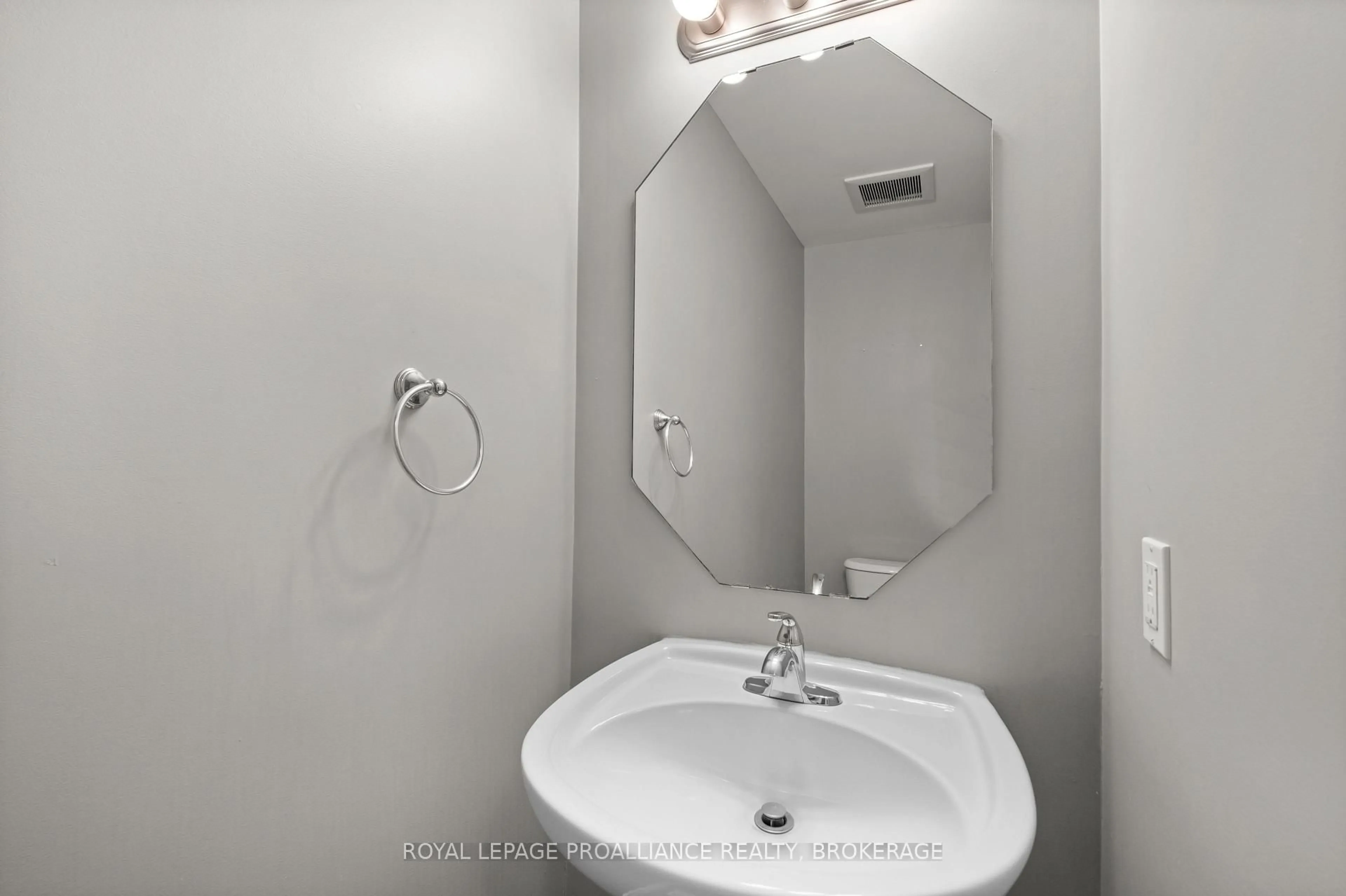 Standard bathroom, unknown for 831 Newmarket Lane, Kingston Ontario K7K 0C8