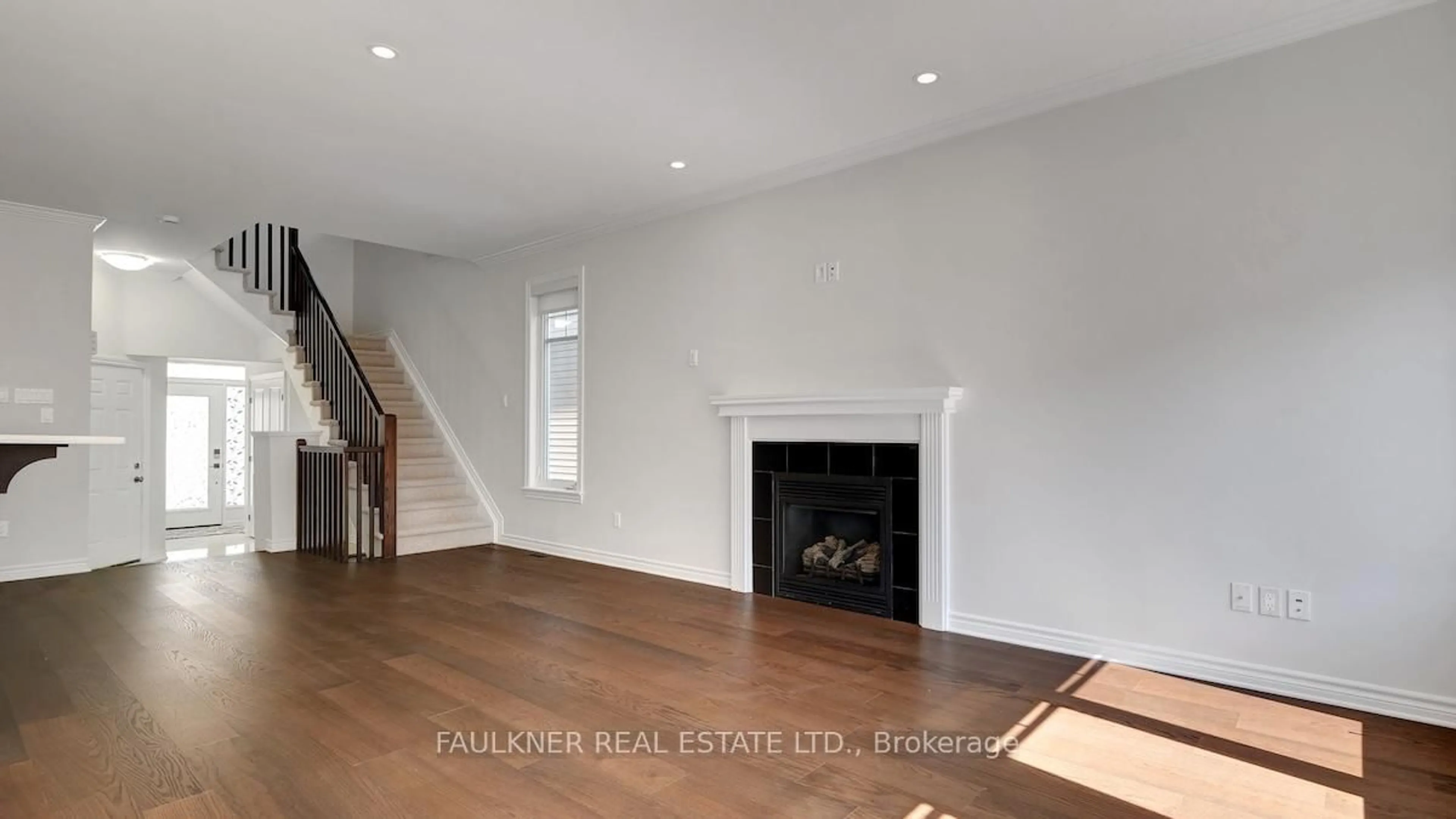 Unknown for 136 Manorwood Cres, Ottawa Ontario K1T 0L4