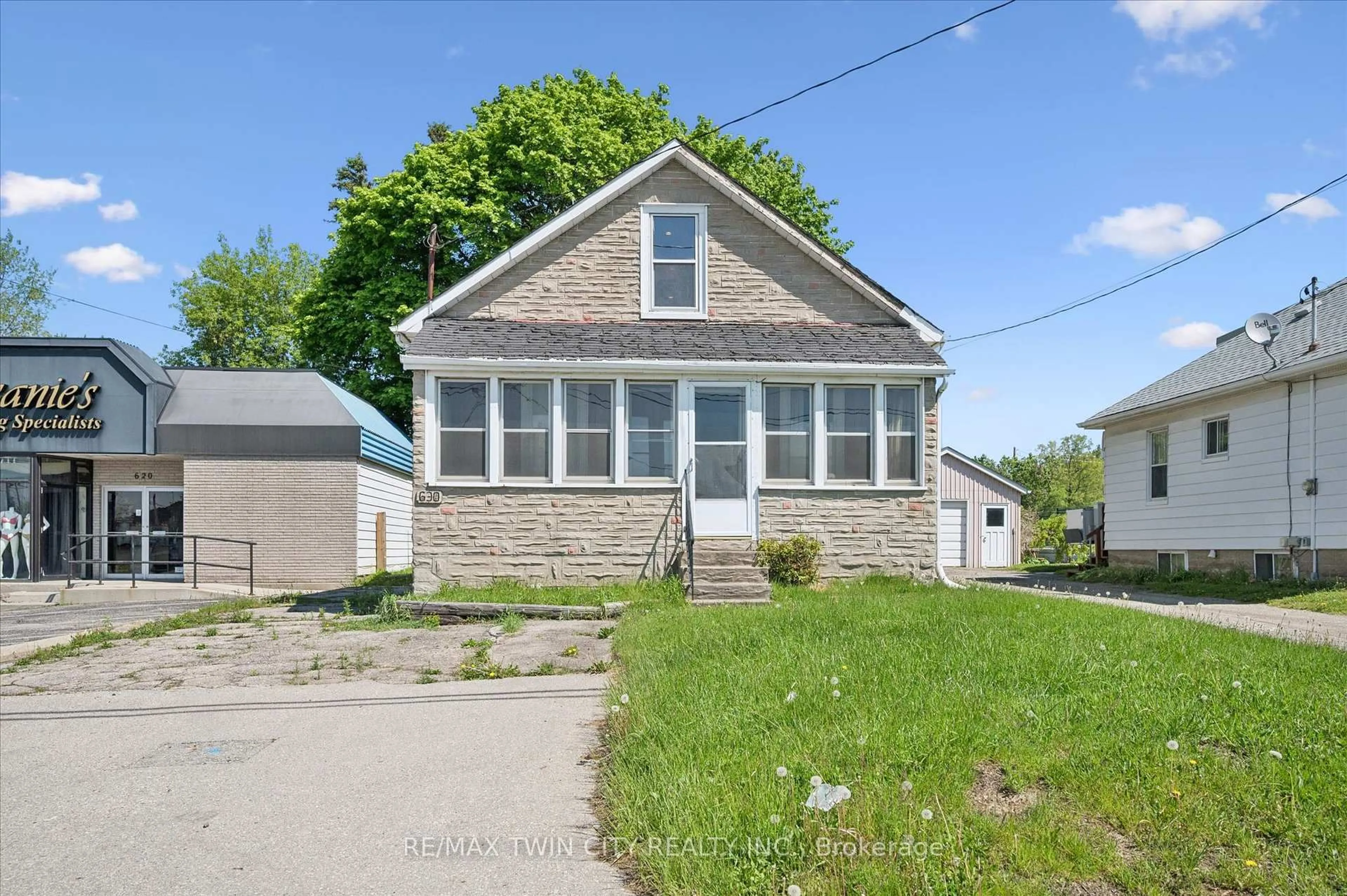 A pic from outside/outdoor area/front of a property/back of a property/a pic from drone, street for 630 Main St, Cambridge Ontario N1R 5S7