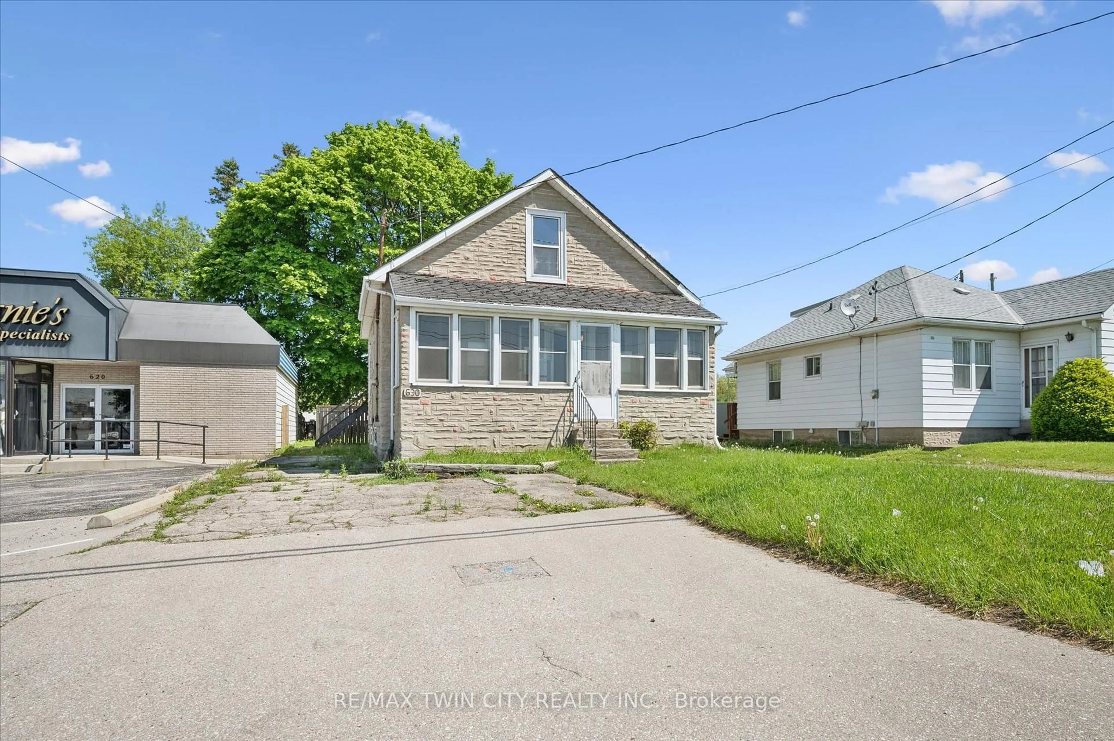 A pic from outside/outdoor area/front of a property/back of a property/a pic from drone, street for 630 Main St, Cambridge Ontario N1R 5S7