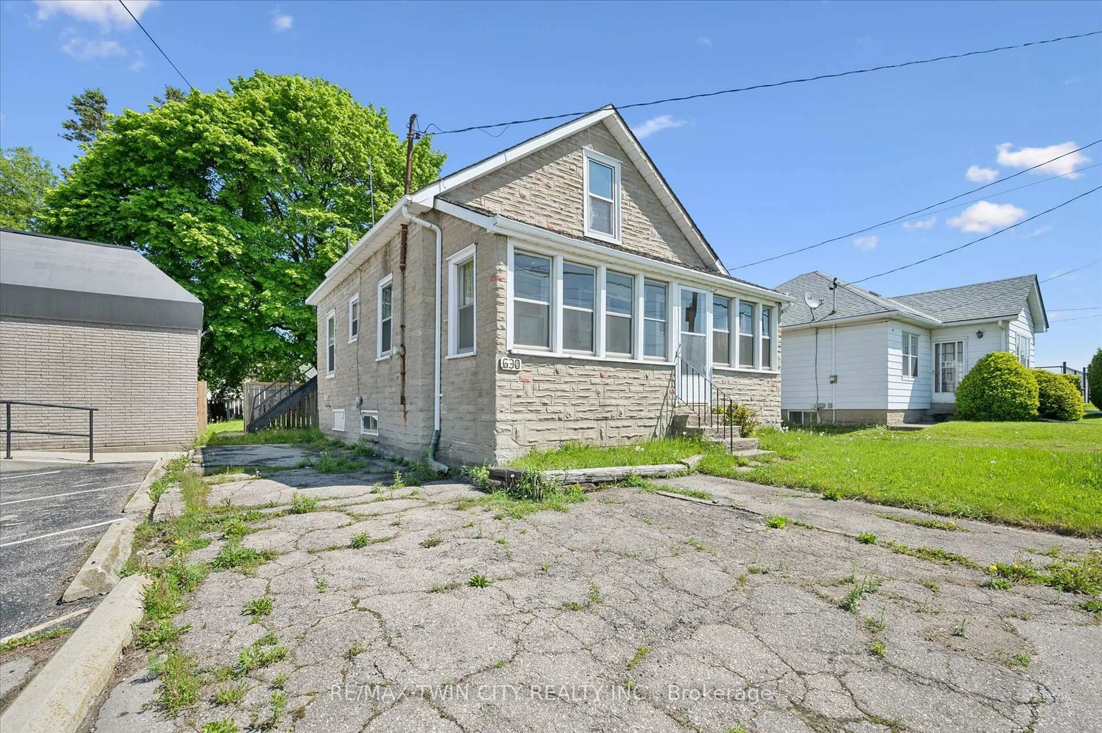 A pic from outside/outdoor area/front of a property/back of a property/a pic from drone, street for 630 Main St, Cambridge Ontario N1R 5S7
