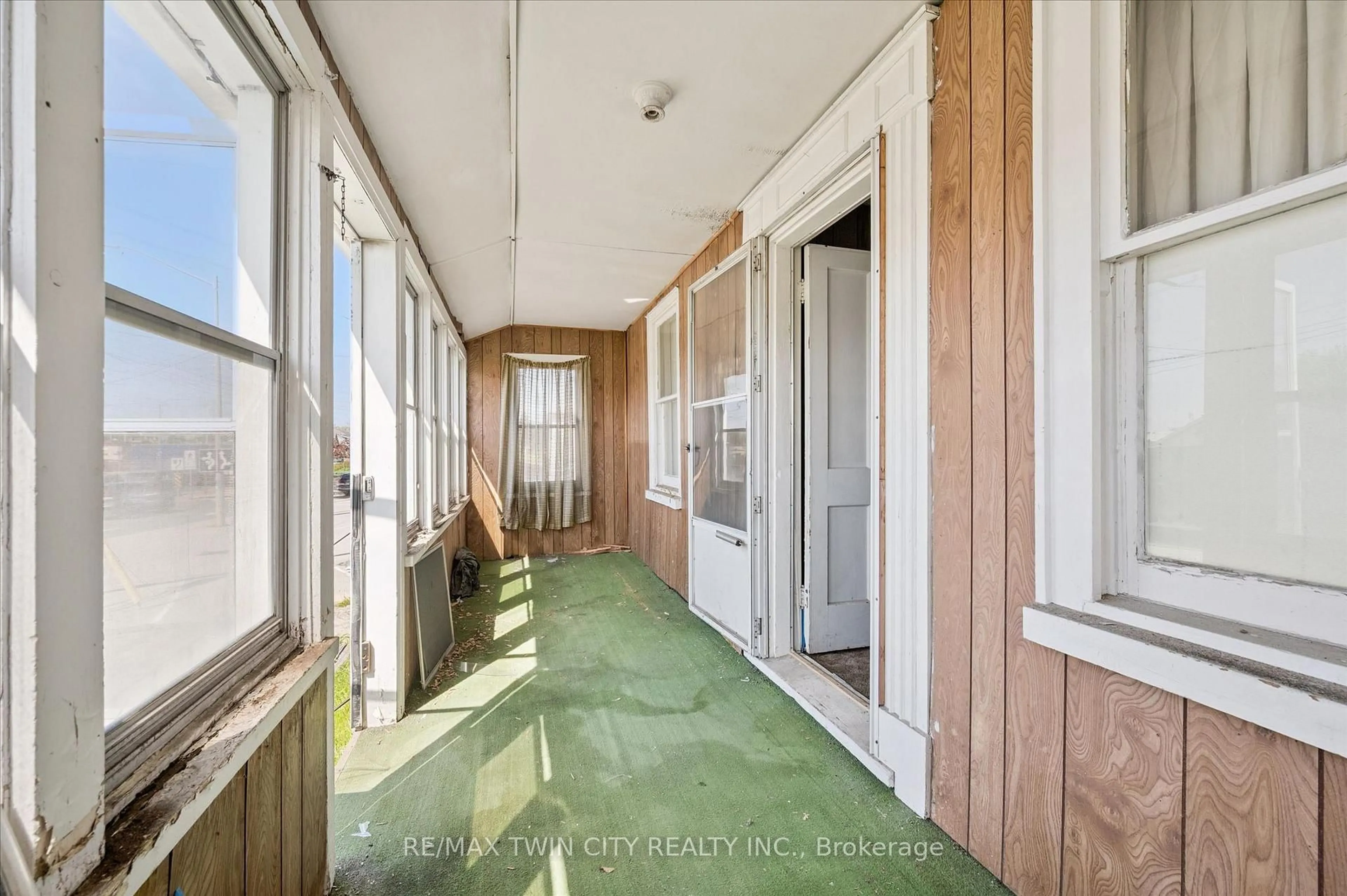 Indoor foyer for 630 Main St, Cambridge Ontario N1R 5S7