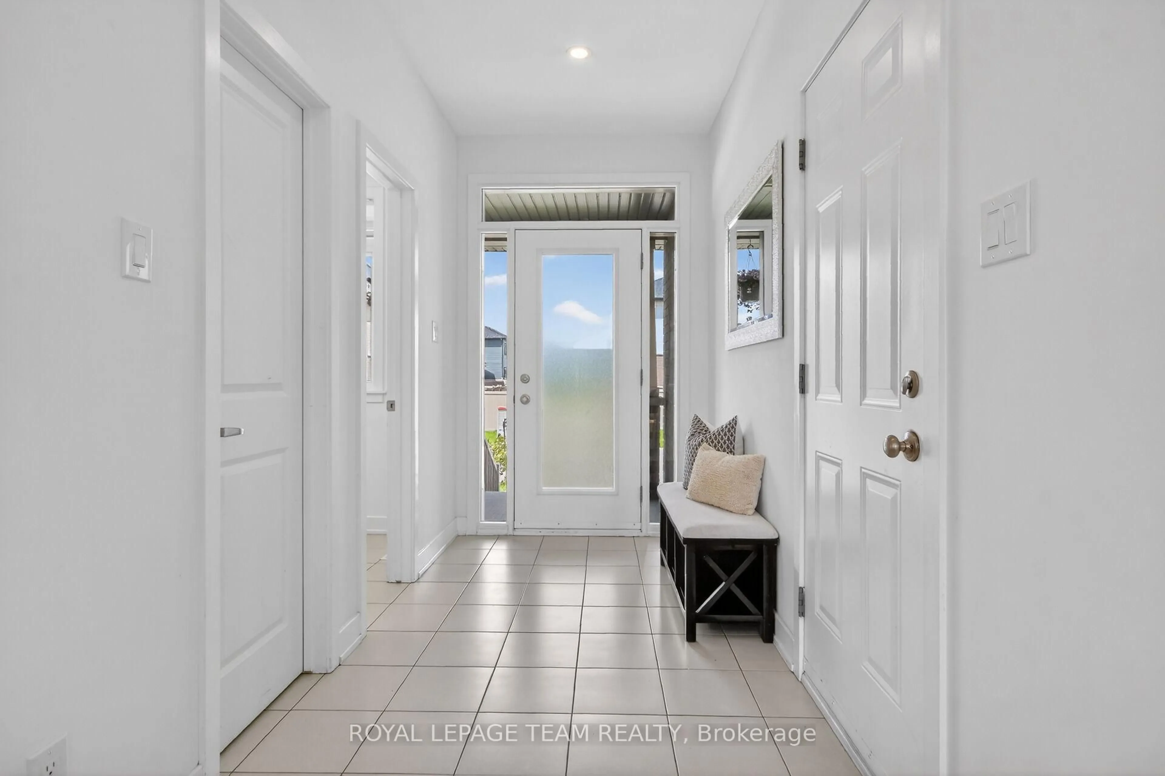 Indoor entryway for 154 Winterhaven Dr, Orleans Ontario K1W 0P1