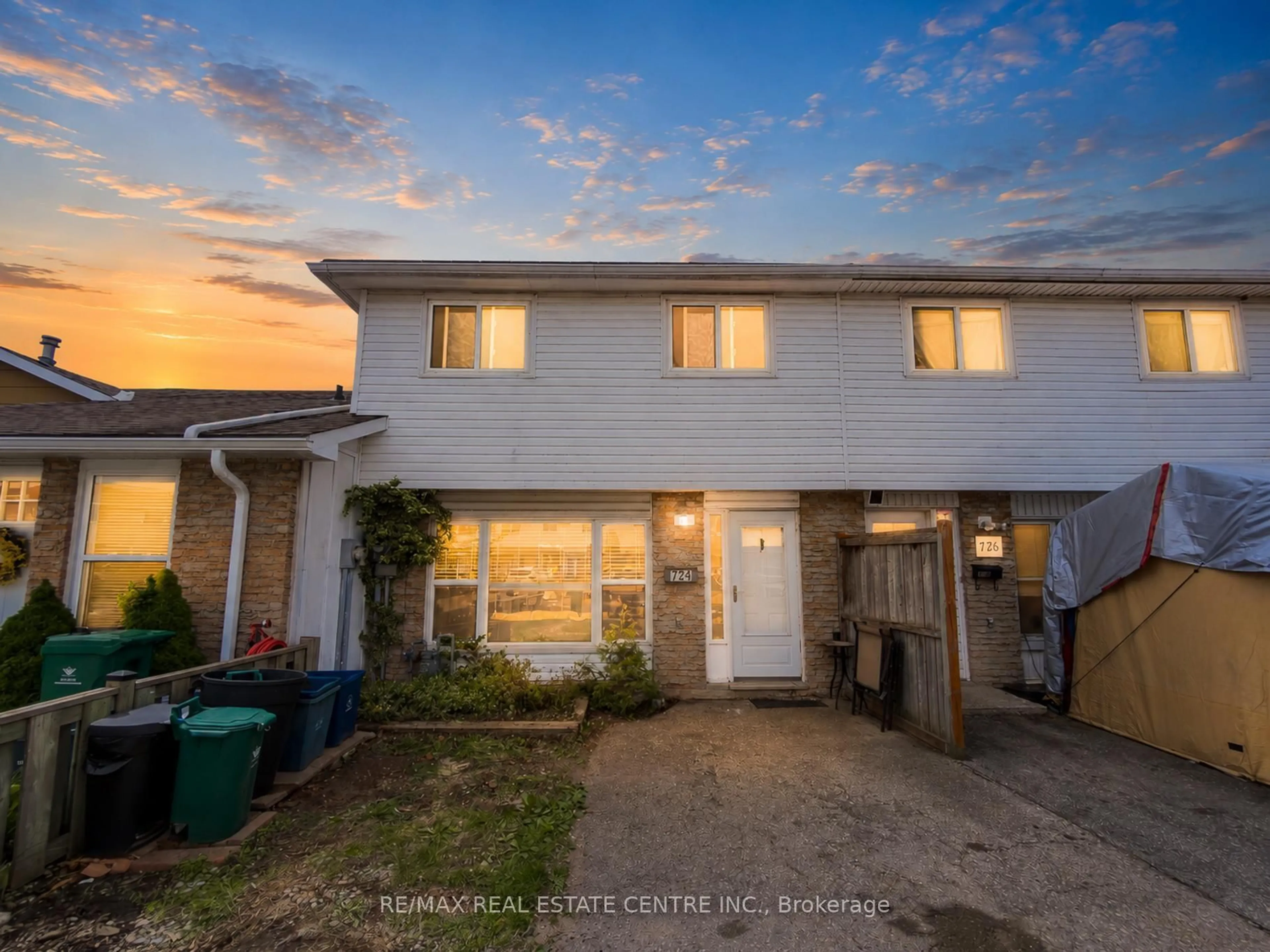 A pic from outside/outdoor area/front of a property/back of a property/a pic from drone, street for 724 Parkview Cres, Cambridge Ontario N3H 4X9