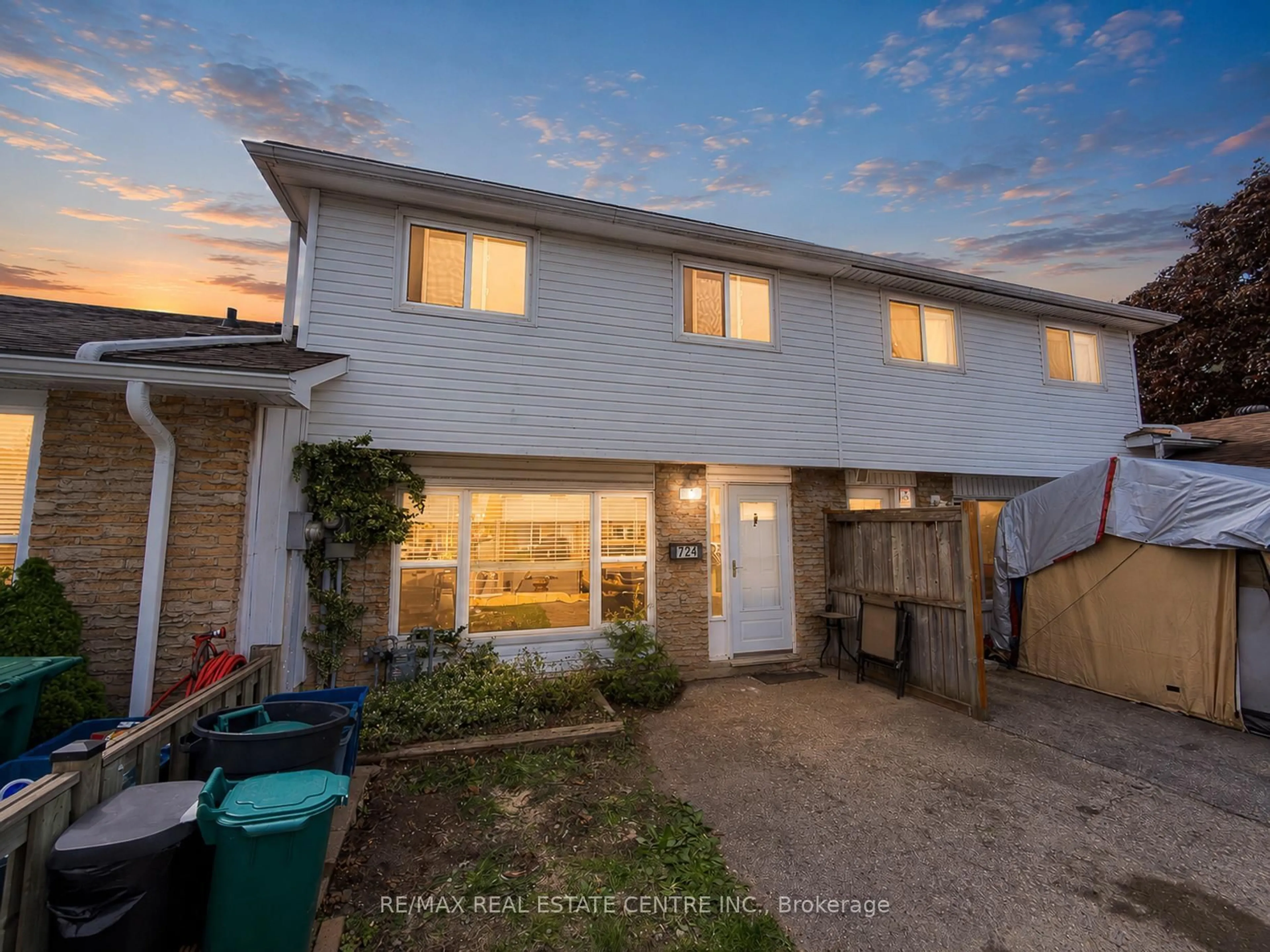 A pic from outside/outdoor area/front of a property/back of a property/a pic from drone, street for 724 Parkview Cres, Cambridge Ontario N3H 4X9