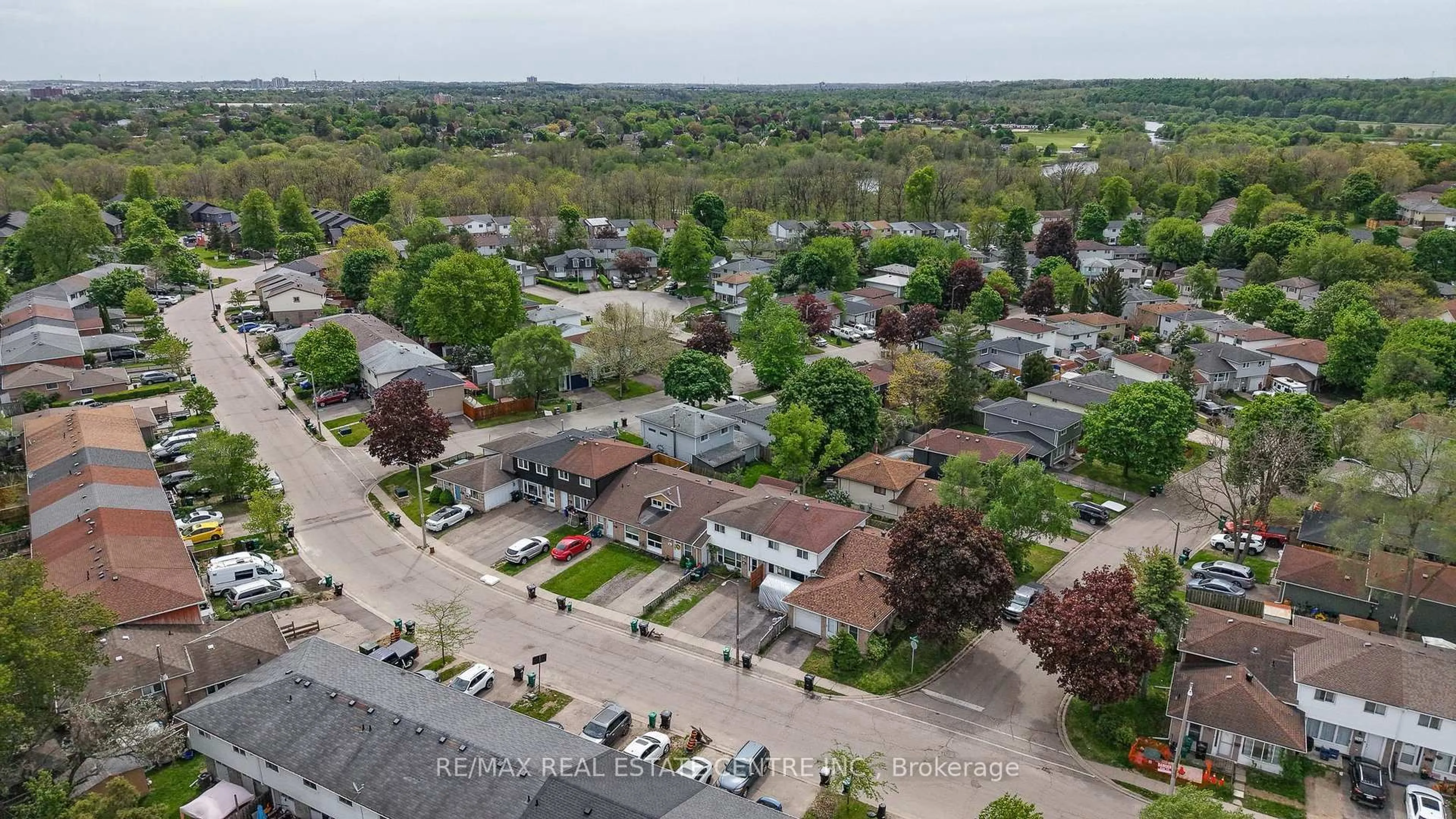 A pic from outside/outdoor area/front of a property/back of a property/a pic from drone, street for 724 Parkview Cres, Cambridge Ontario N3H 4X9