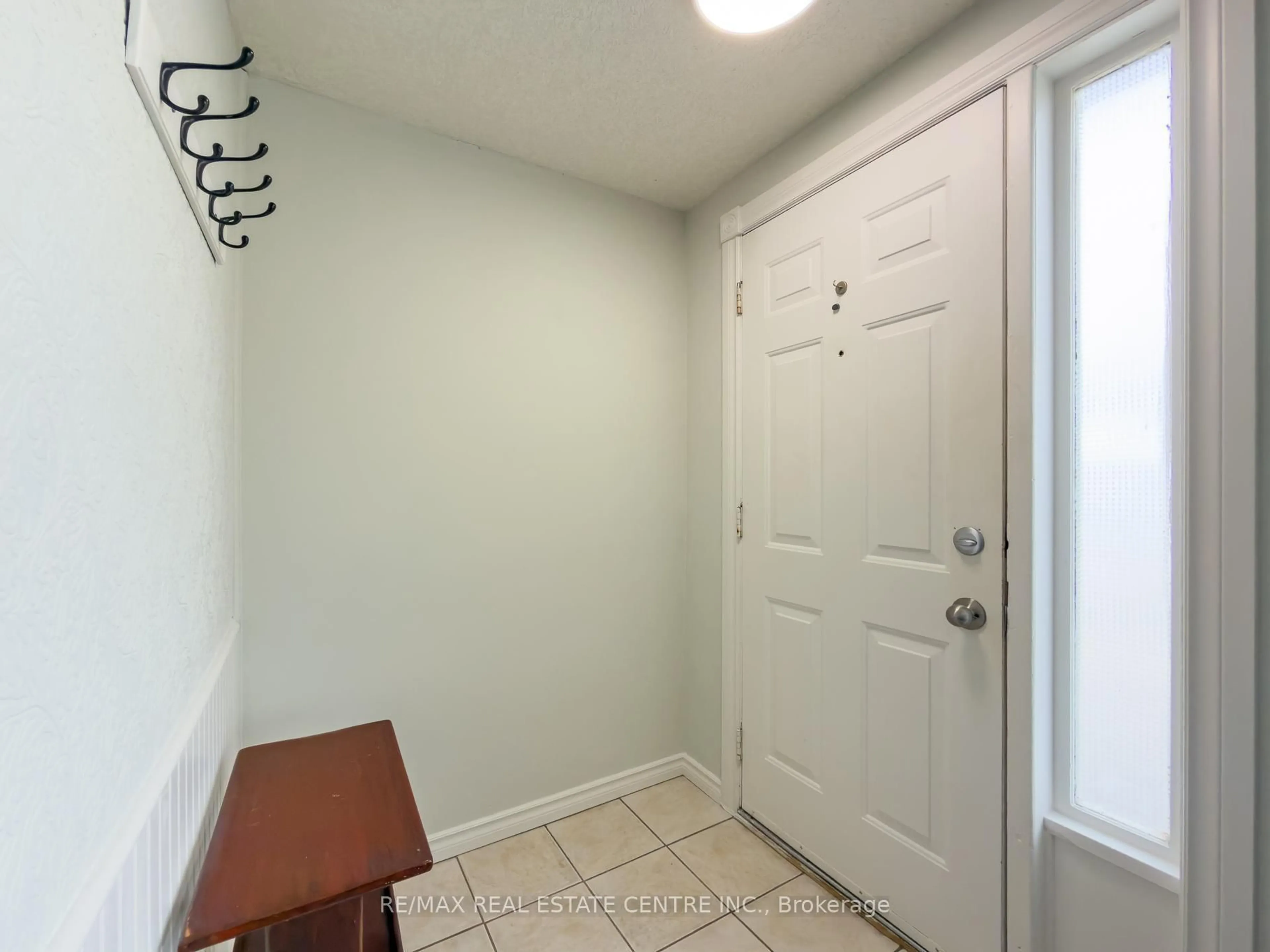 Indoor entryway for 724 Parkview Cres, Cambridge Ontario N3H 4X9