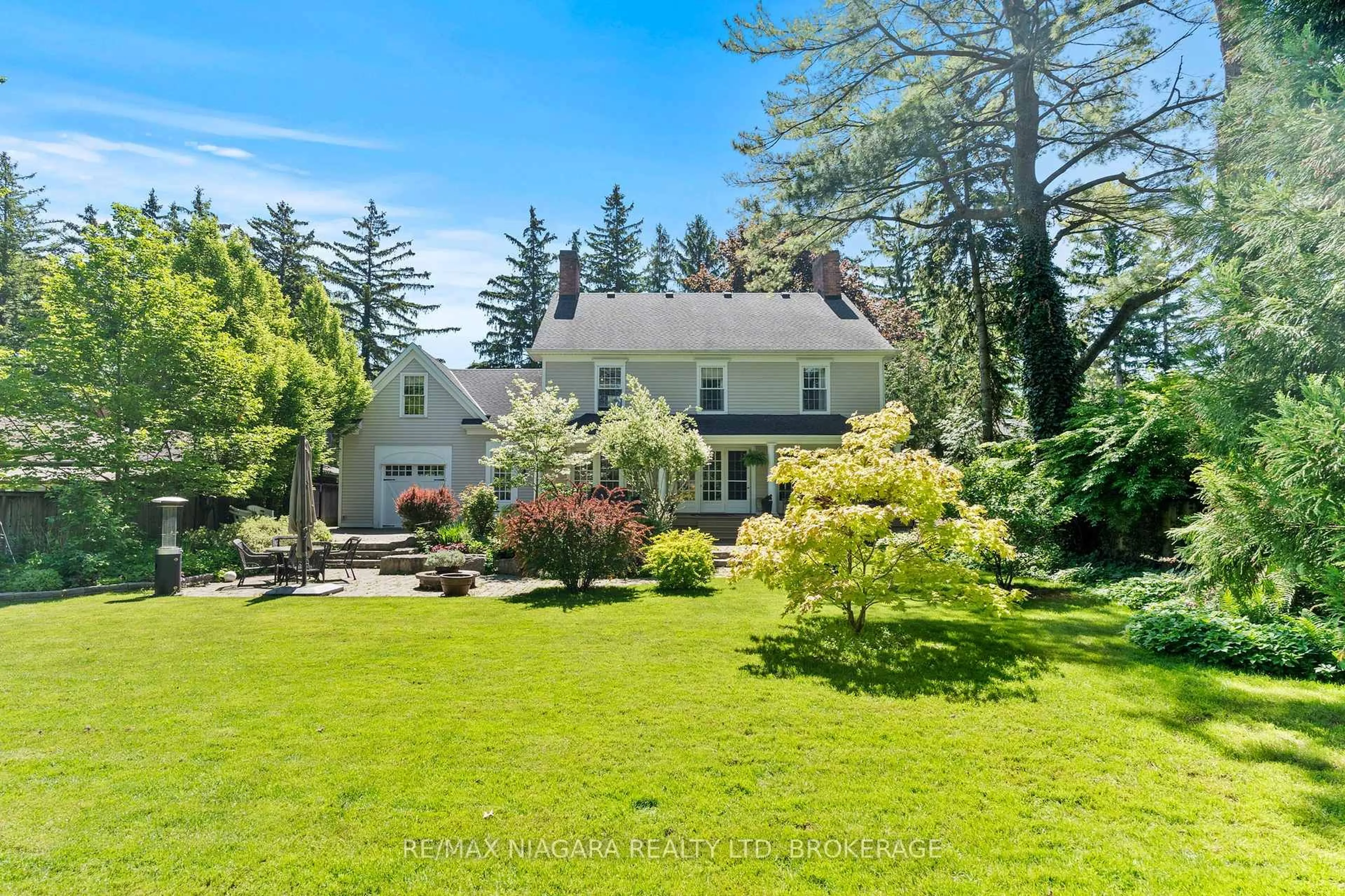 A pic from outside/outdoor area/front of a property/back of a property/a pic from drone, unknown for 535 Charlotte St, Niagara-on-the-Lake Ontario L0S 1J0