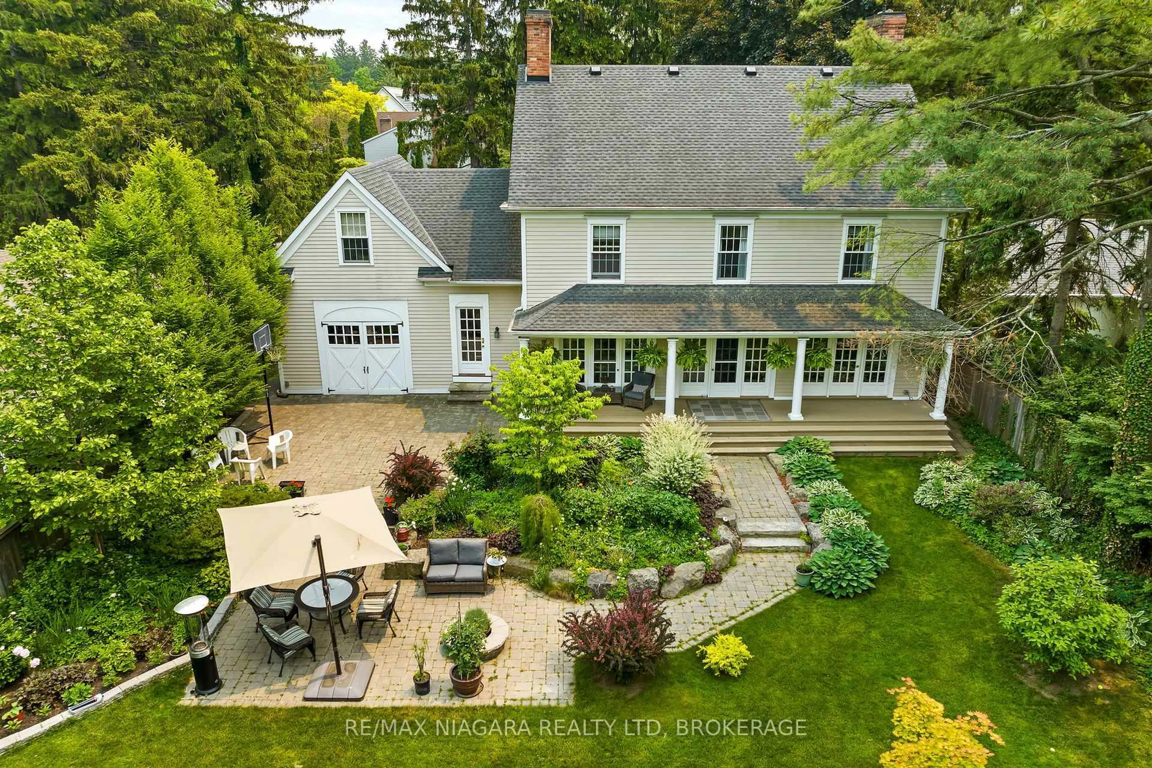 A pic from outside/outdoor area/front of a property/back of a property/a pic from drone, street for 535 Charlotte St, Niagara-on-the-Lake Ontario L0S 1J0