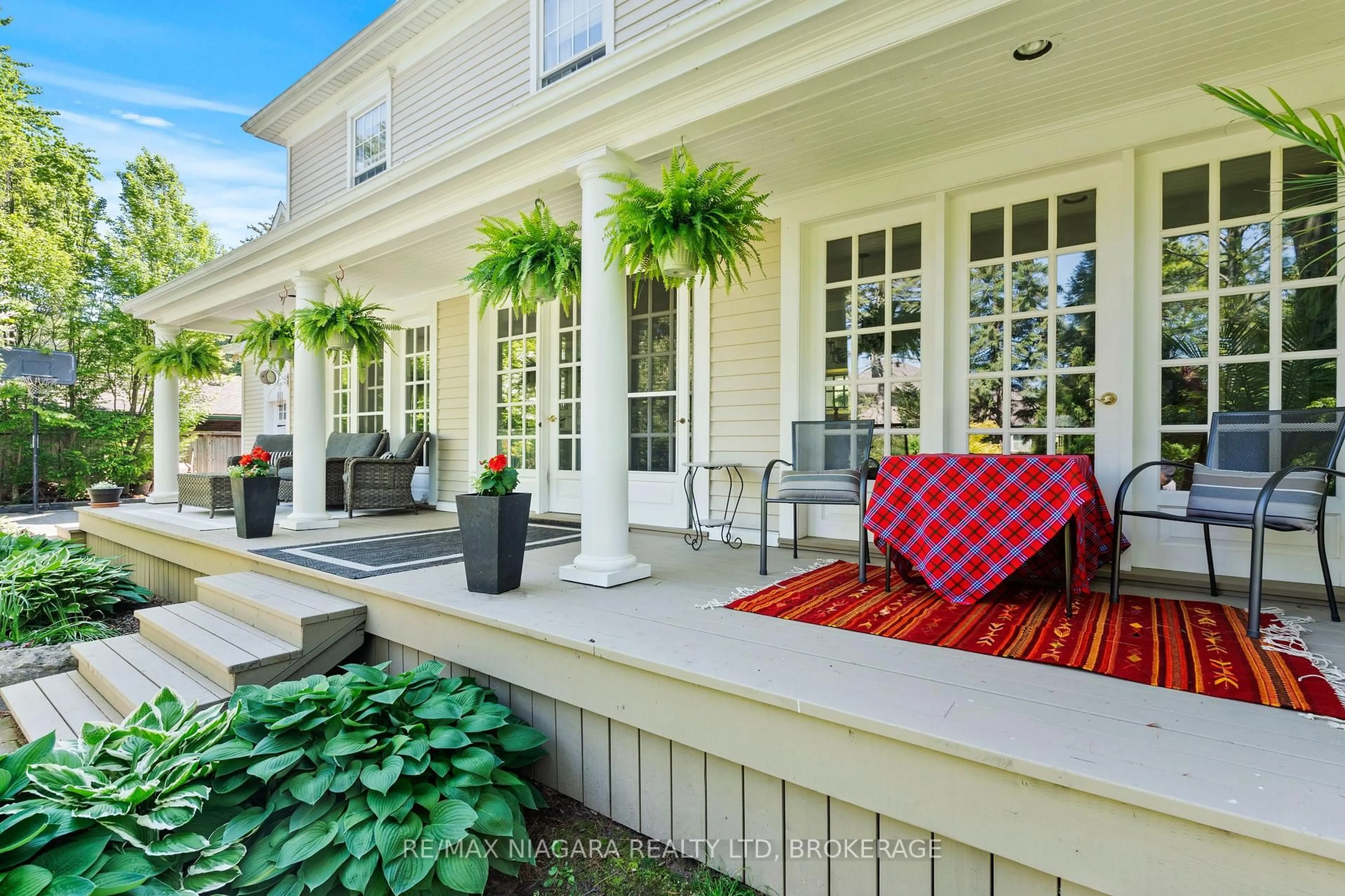 Patio, street for 535 Charlotte St, Niagara-on-the-Lake Ontario L0S 1J0