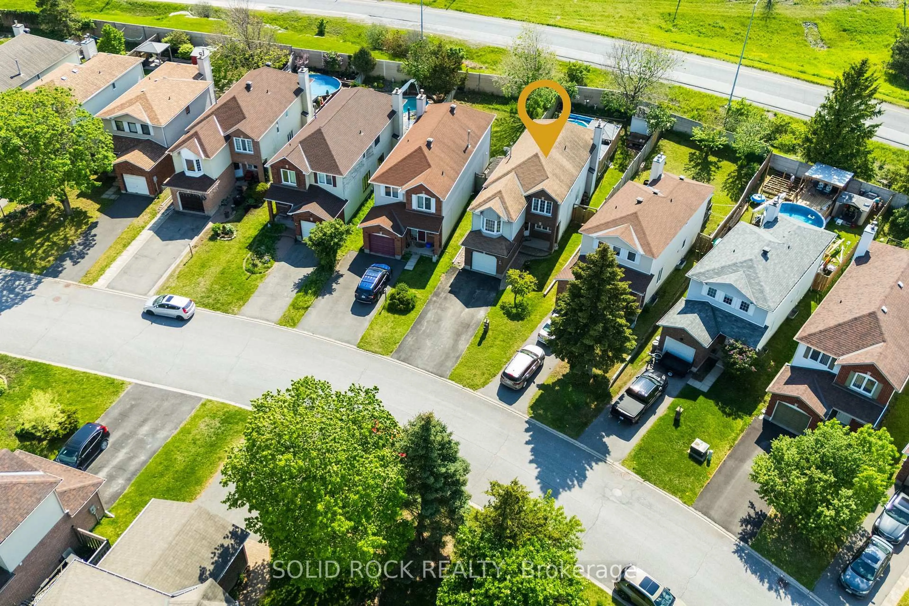 A pic from outside/outdoor area/front of a property/back of a property/a pic from drone, street for 30 Rowe Dr, Kanata Ontario K2L 3Y3