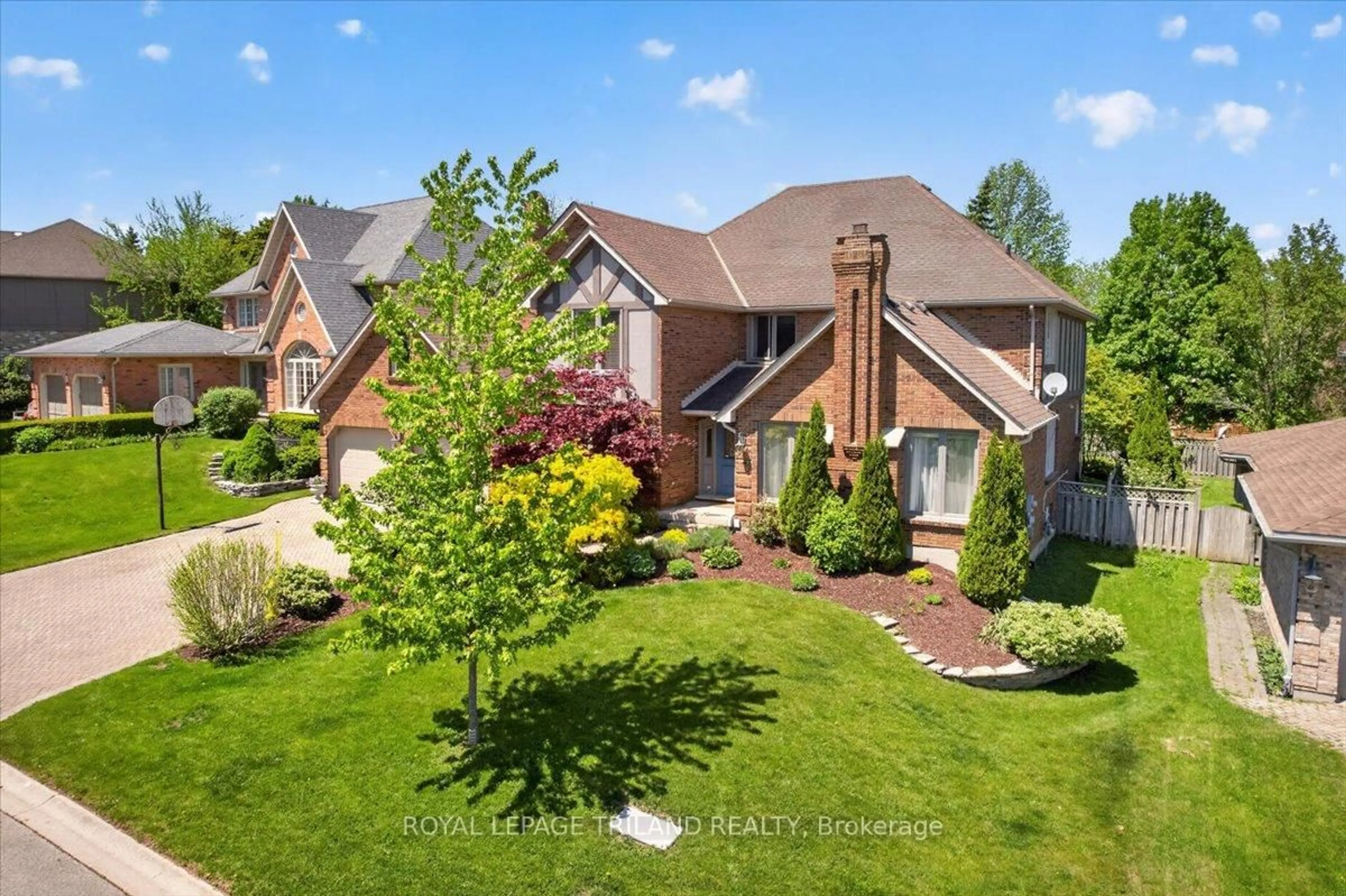 A pic from outside/outdoor area/front of a property/back of a property/a pic from drone, unknown for 30 Thirlmere Rd, London North Ontario N6G 4P7