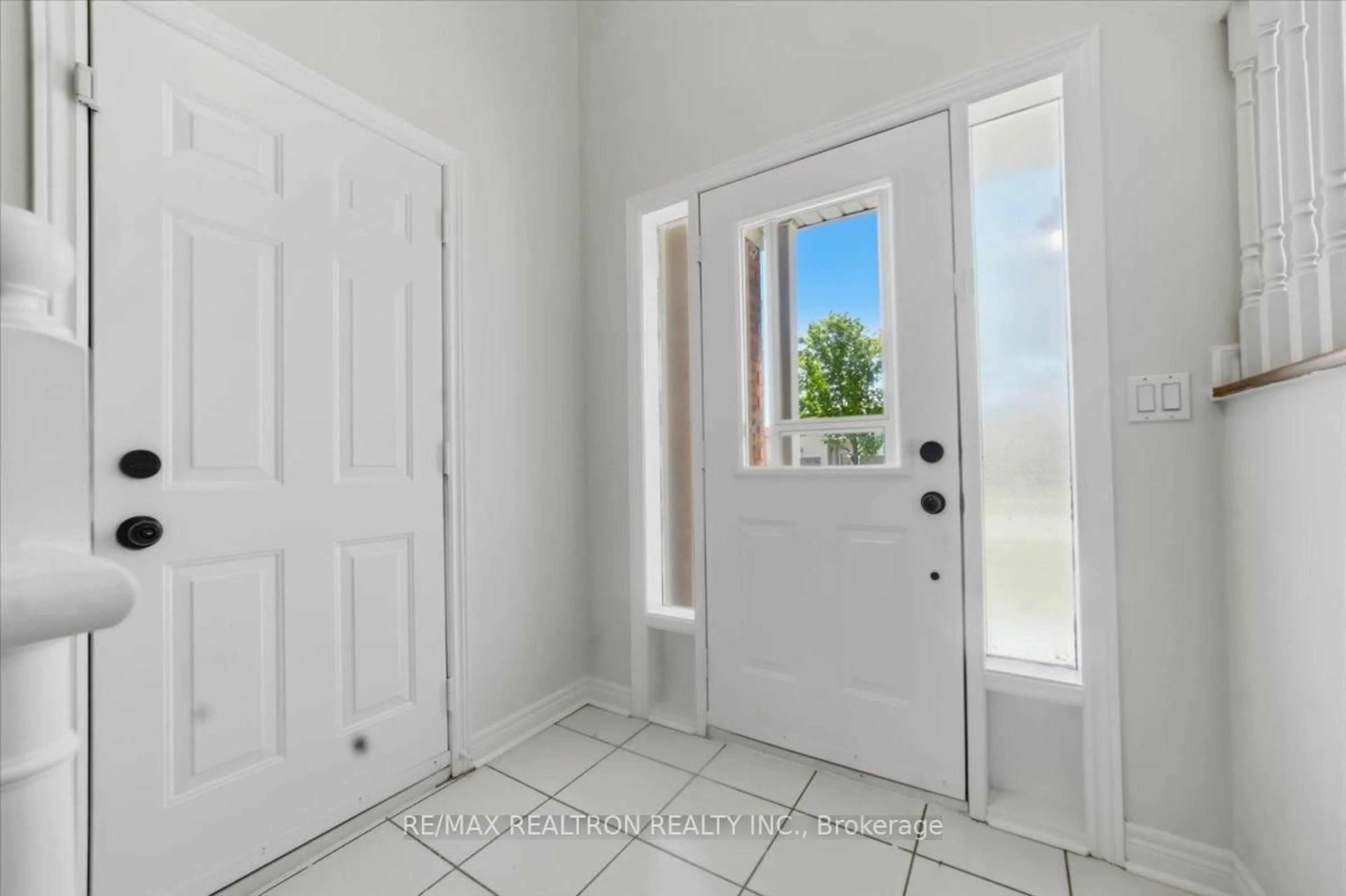 Indoor entryway for 12 Jarvis Dr, Port Hope Ontario L1A 4J8