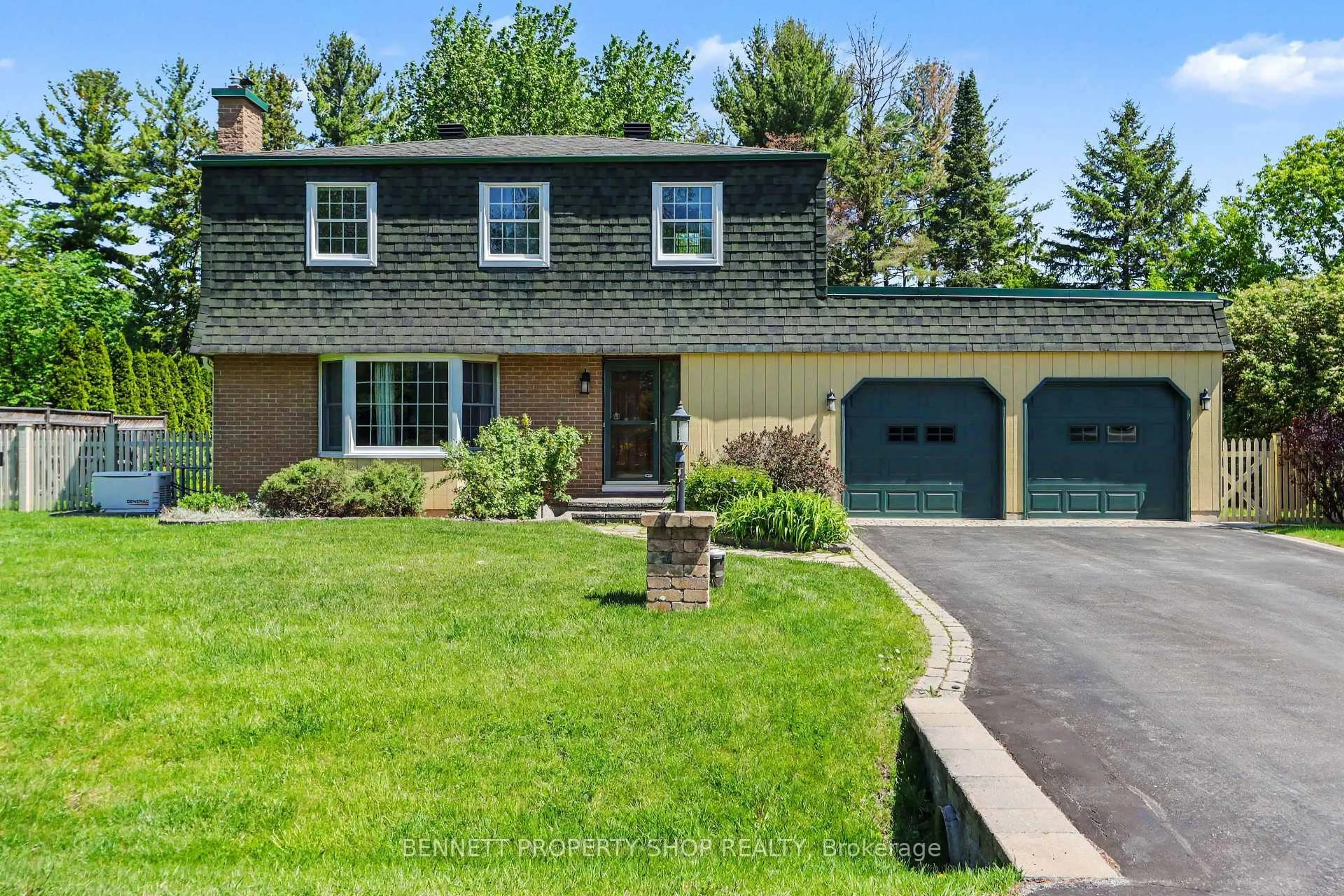 Home with vinyl exterior material, street for 5449 Riverside Cres, Manotick Ontario K4M 1G9