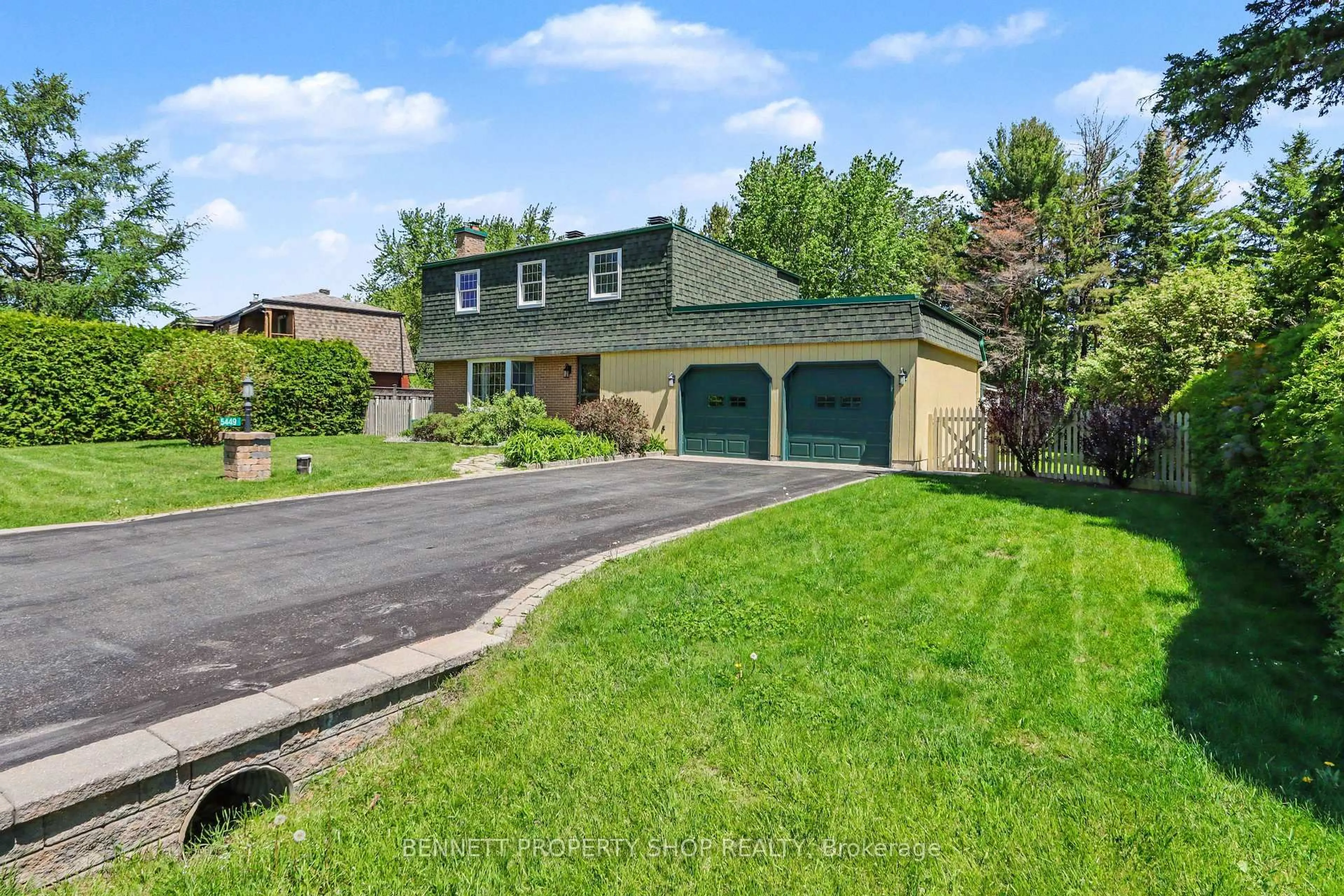 A pic from outside/outdoor area/front of a property/back of a property/a pic from drone, street for 5449 Riverside Cres, Manotick Ontario K4M 1G9