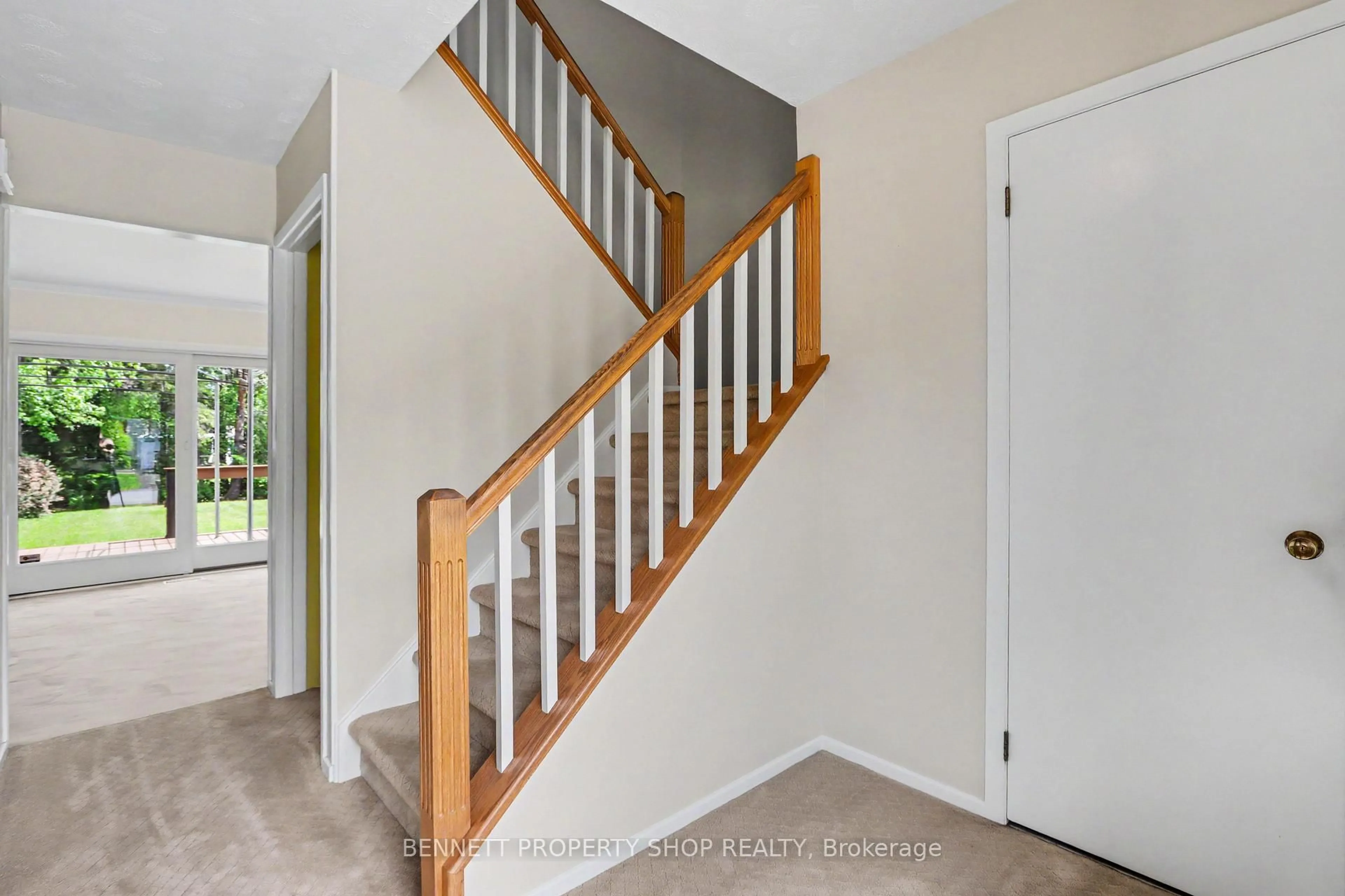 Stairs for 5449 Riverside Cres, Manotick Ontario K4M 1G9