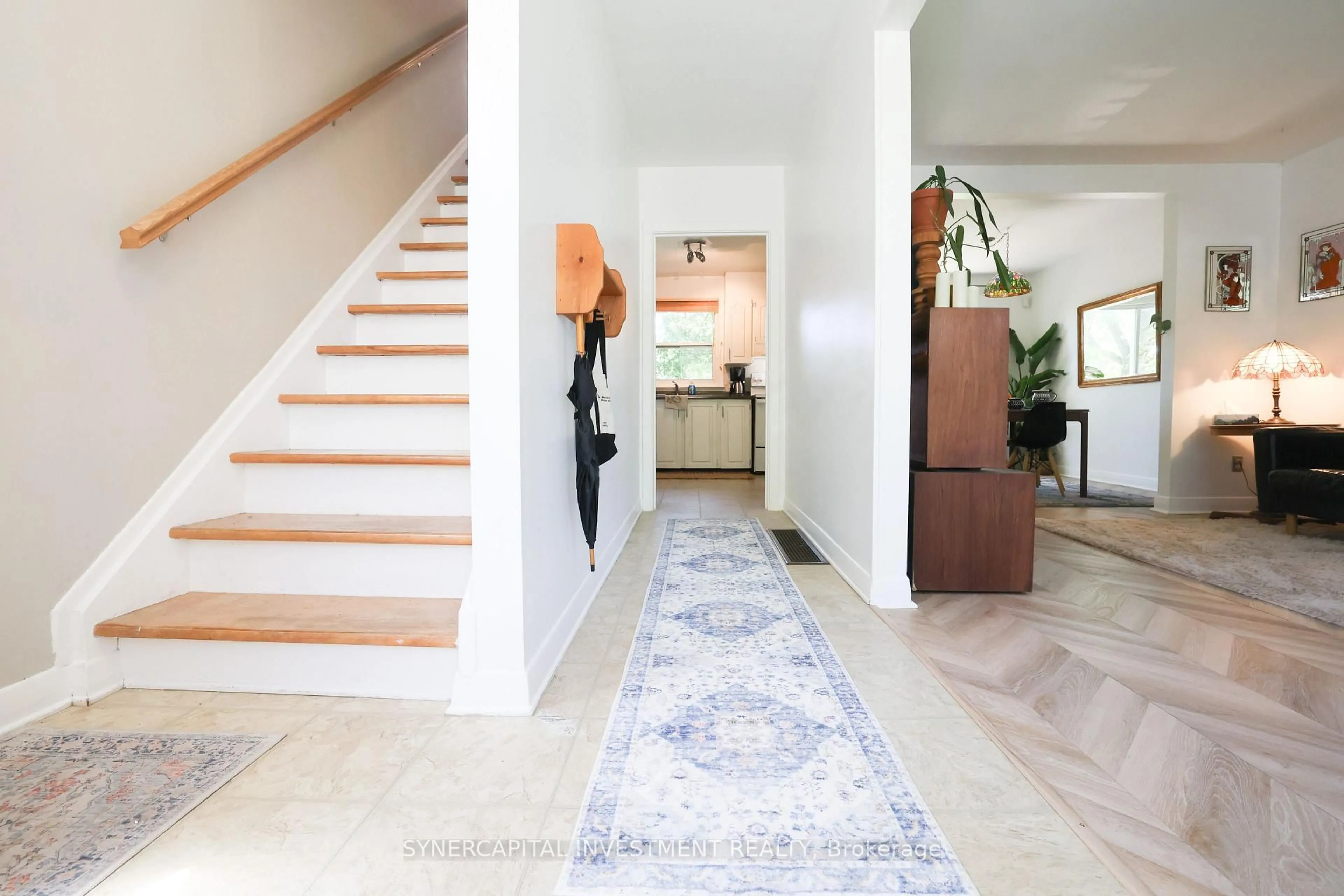 Indoor entryway for 2502 Clementine Blvd, Ottawa Ontario K1V 8E4
