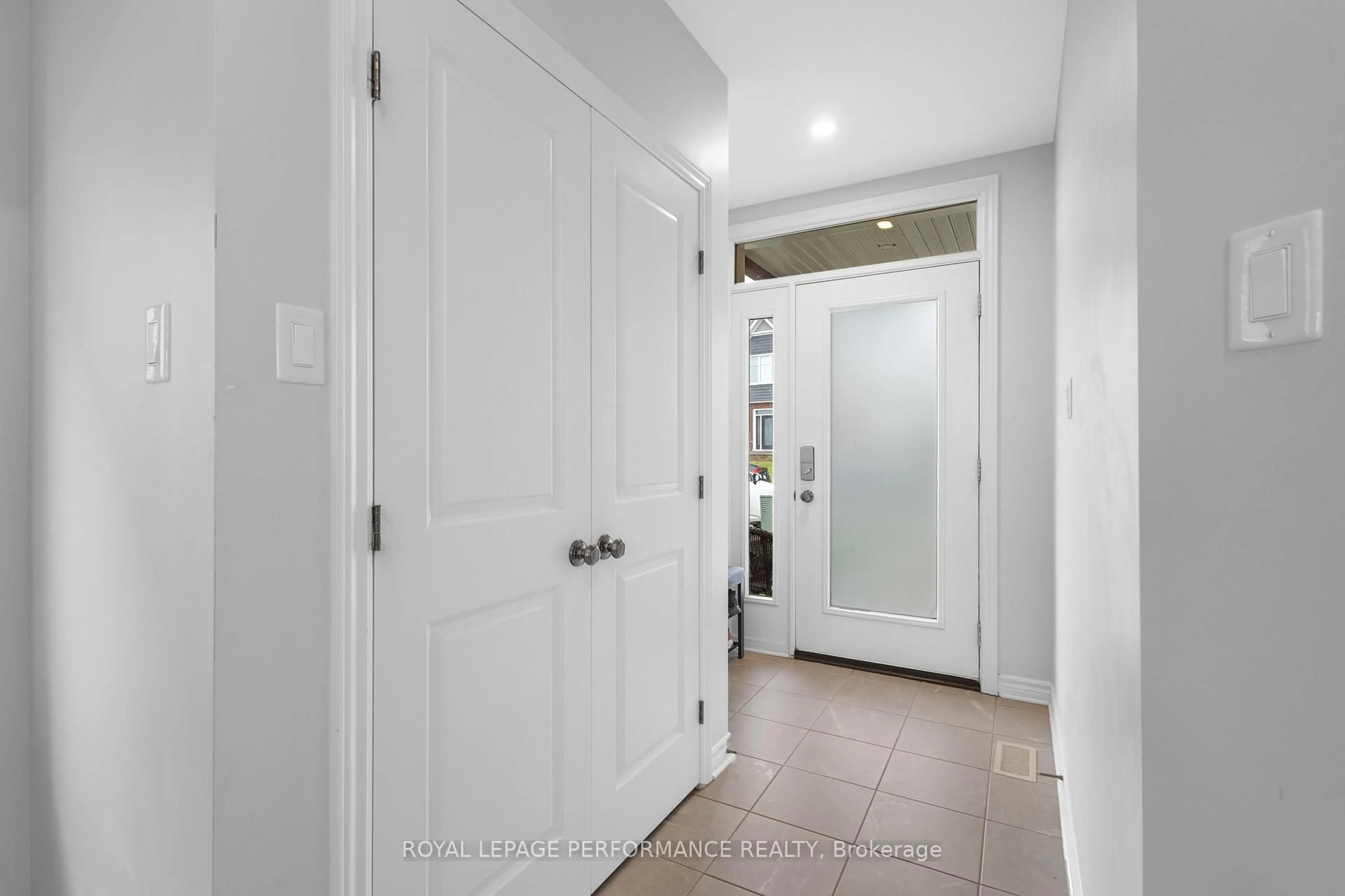 Indoor entryway for 365 Mishawashkode St, Orleans Ontario K4A 1E9
