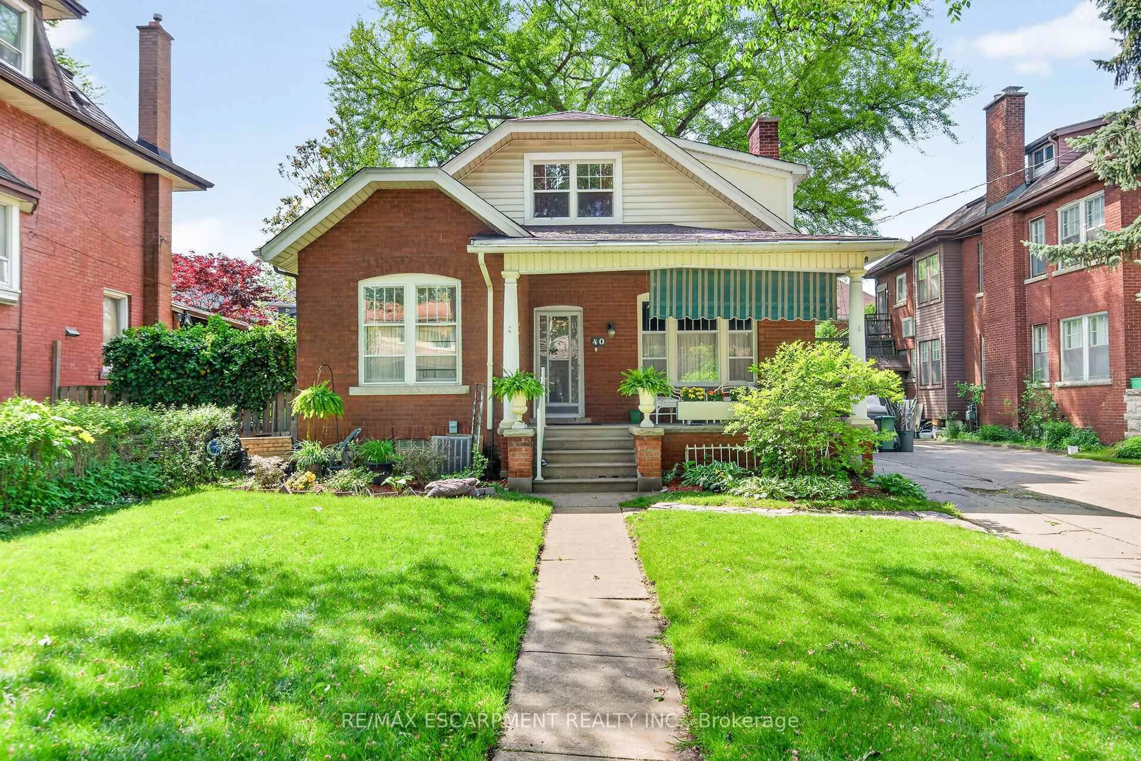 Home with brick exterior material, street for 40 Fairleigh Cres, Hamilton Ontario L8M 2K9