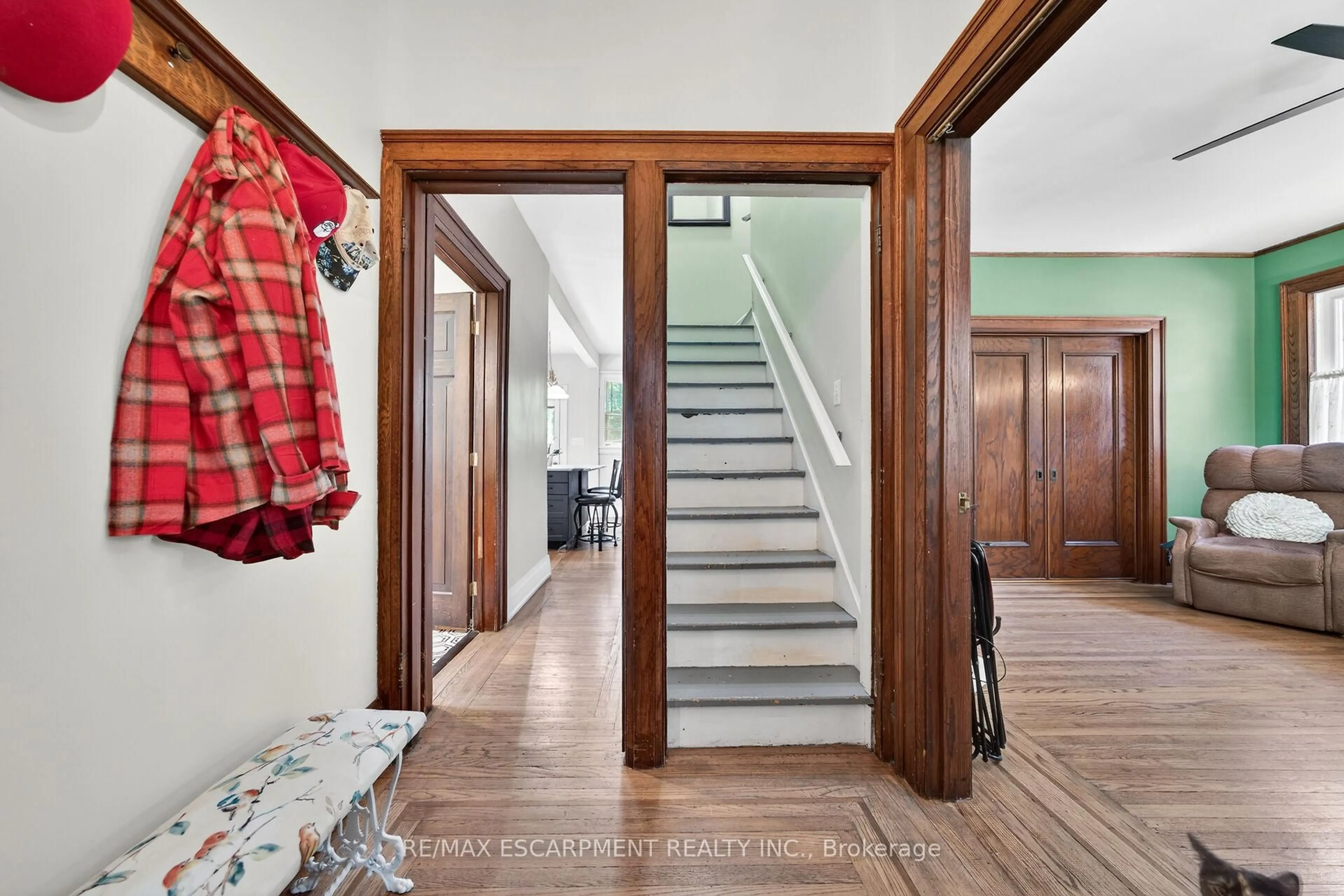 Indoor entryway for 40 Fairleigh Cres, Hamilton Ontario L8M 2K9