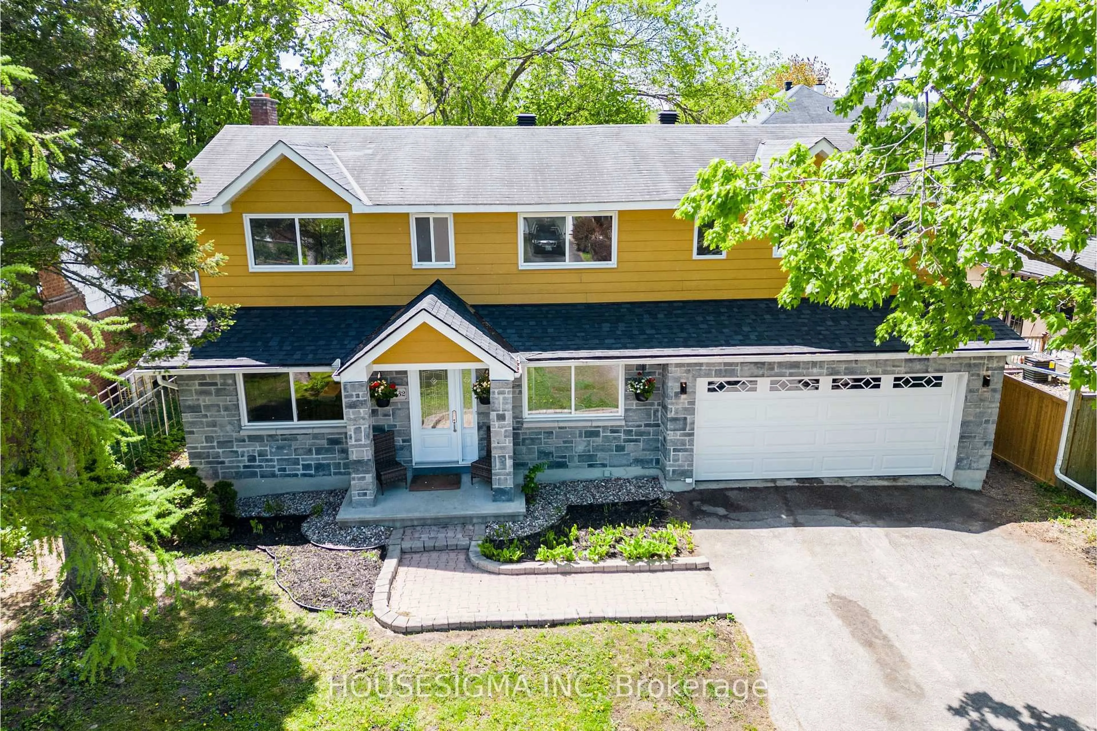A pic from outside/outdoor area/front of a property/back of a property/a pic from drone, street for 2032 Kings Grove Cres, Ottawa Ontario K1J 6G1