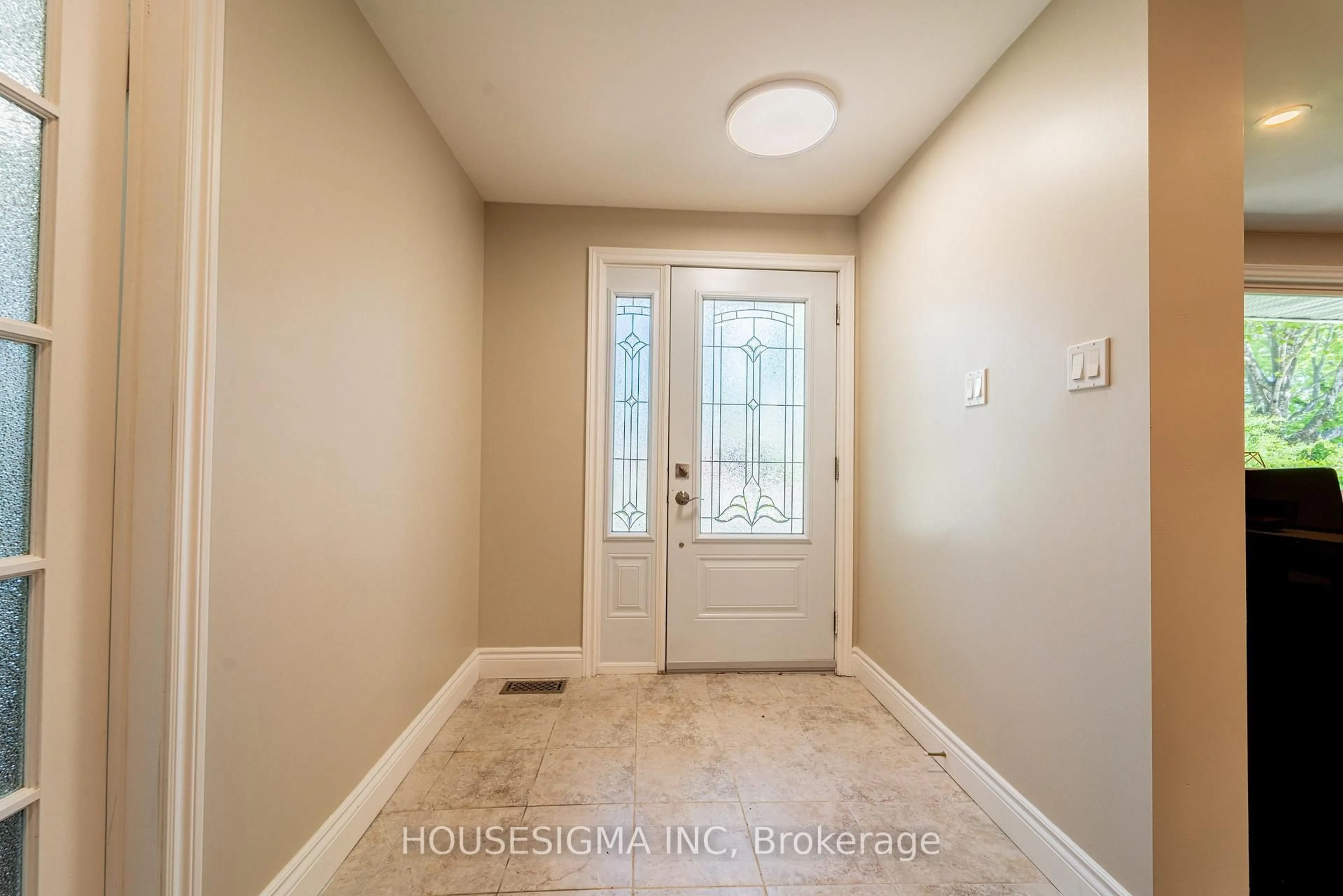 Indoor entryway for 2032 Kings Grove Cres, Ottawa Ontario K1J 6G1