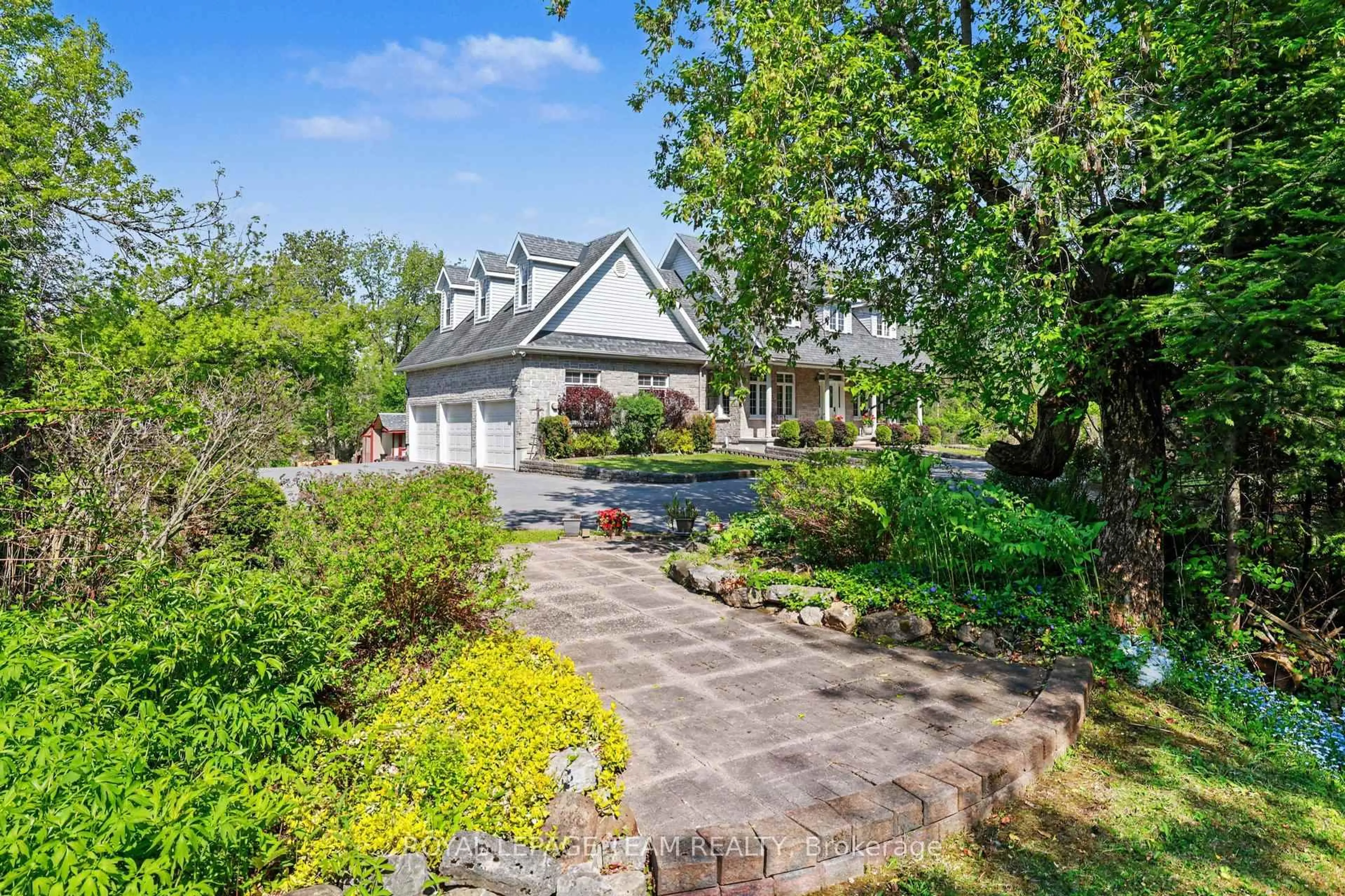 A pic from outside/outdoor area/front of a property/back of a property/a pic from drone, unknown for 3 Kimini Dr, Ottawa Ontario K2S 1S6