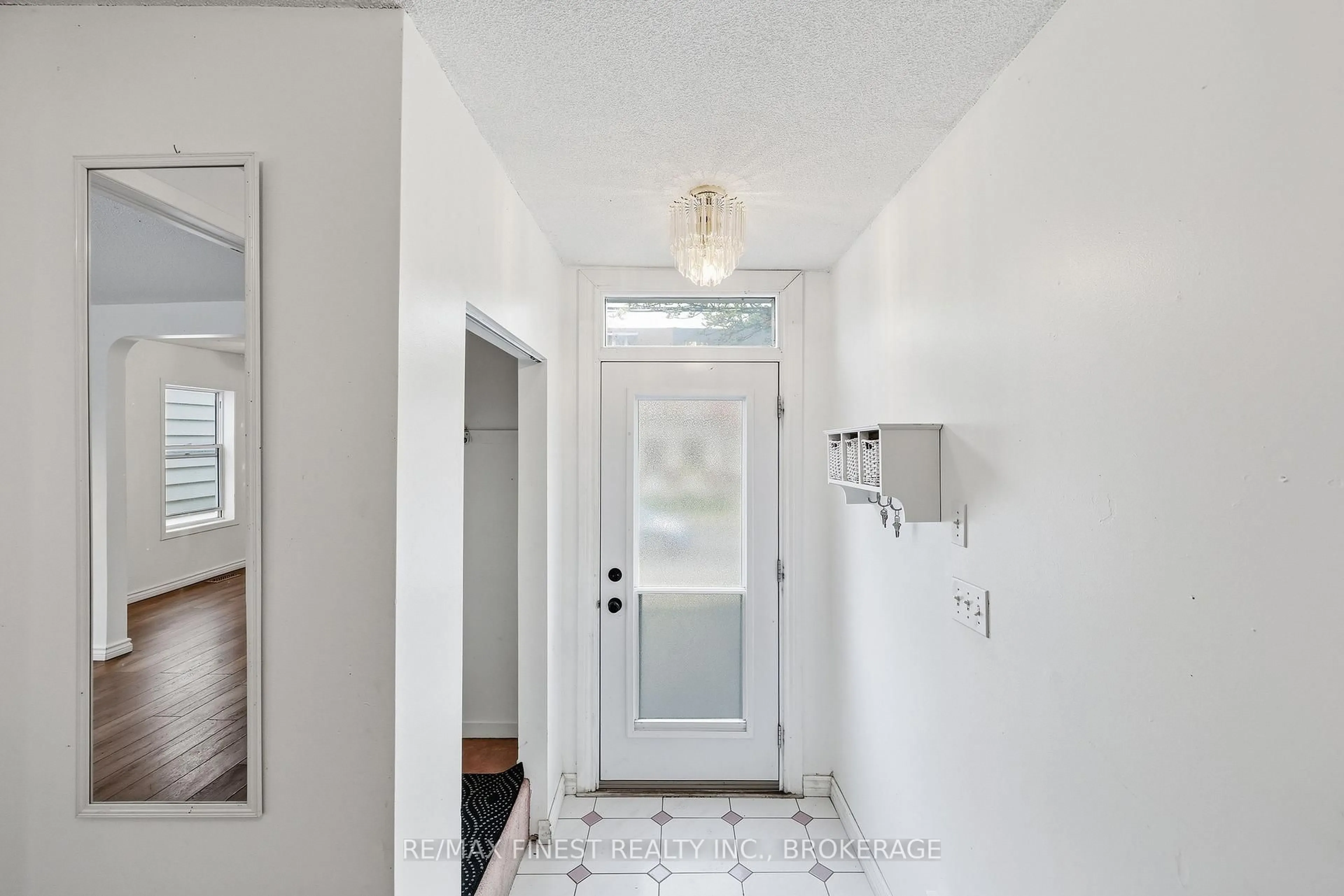 Indoor entryway for 182 Montreal St, Kingston Ontario K7K 3G4