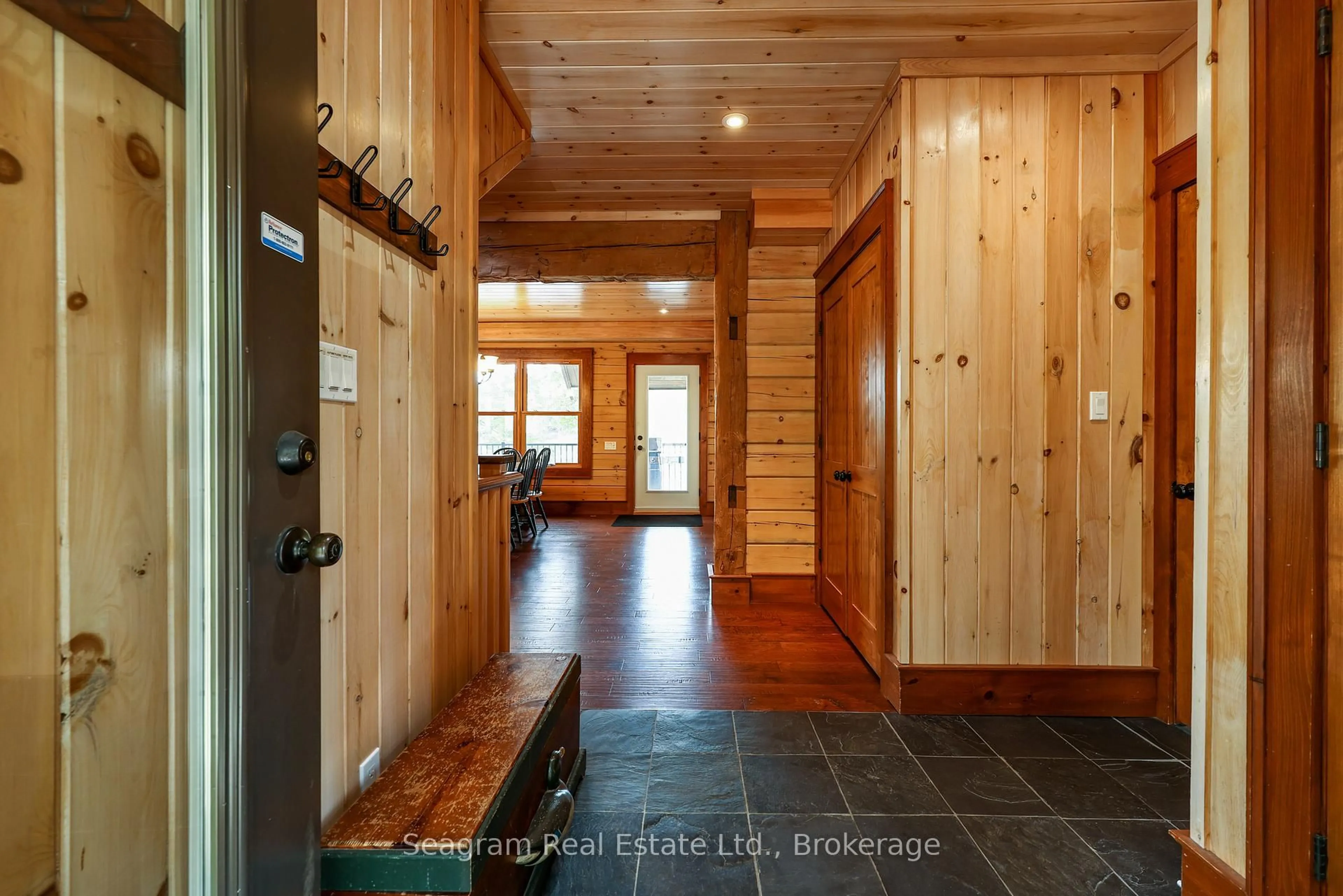 Indoor entryway for 1800 Peninsula Rd #5, Muskoka Lakes Ontario P0B 1J0