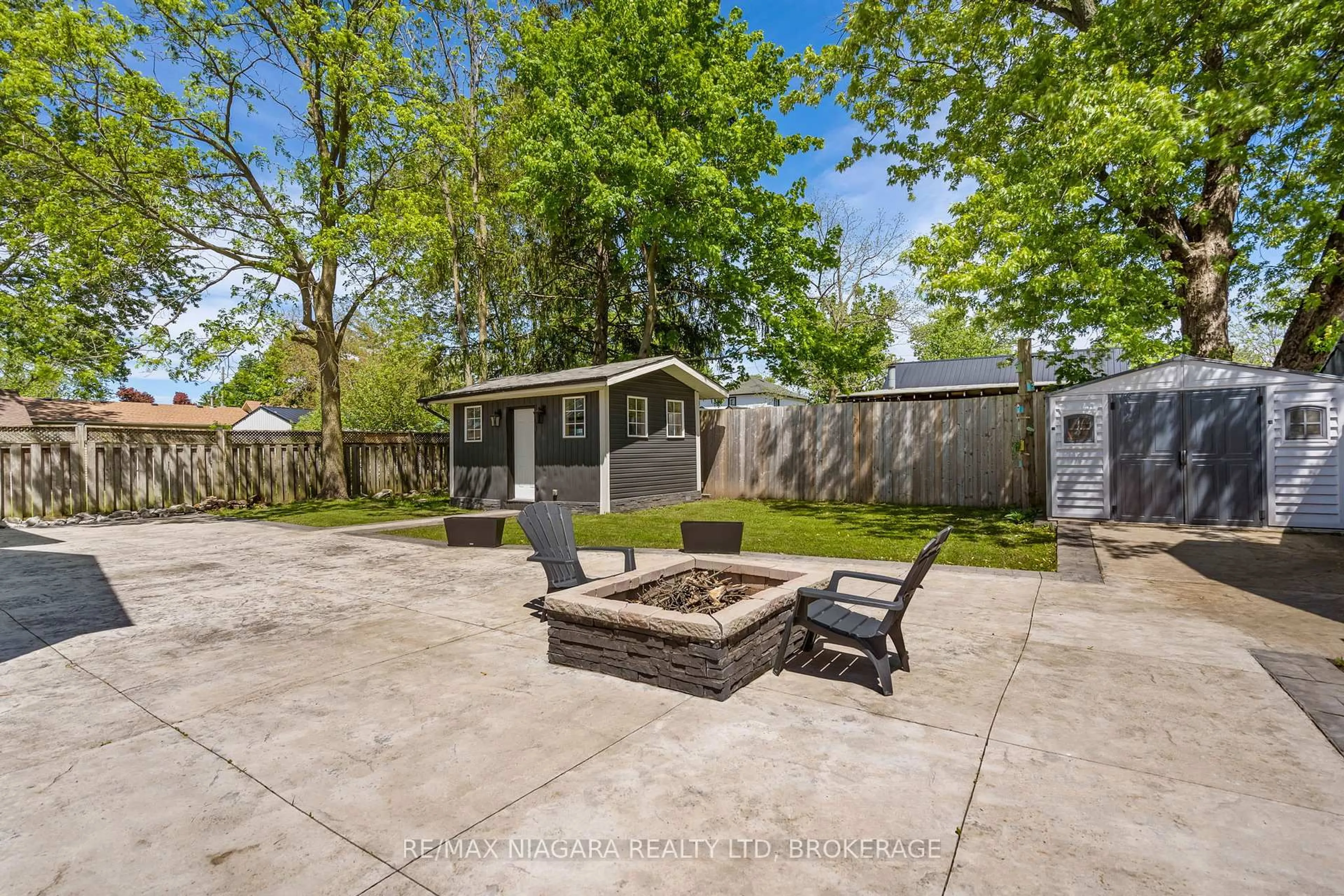 Patio, street for 498 North Mill St, Fort Erie Ontario L0S 1N0