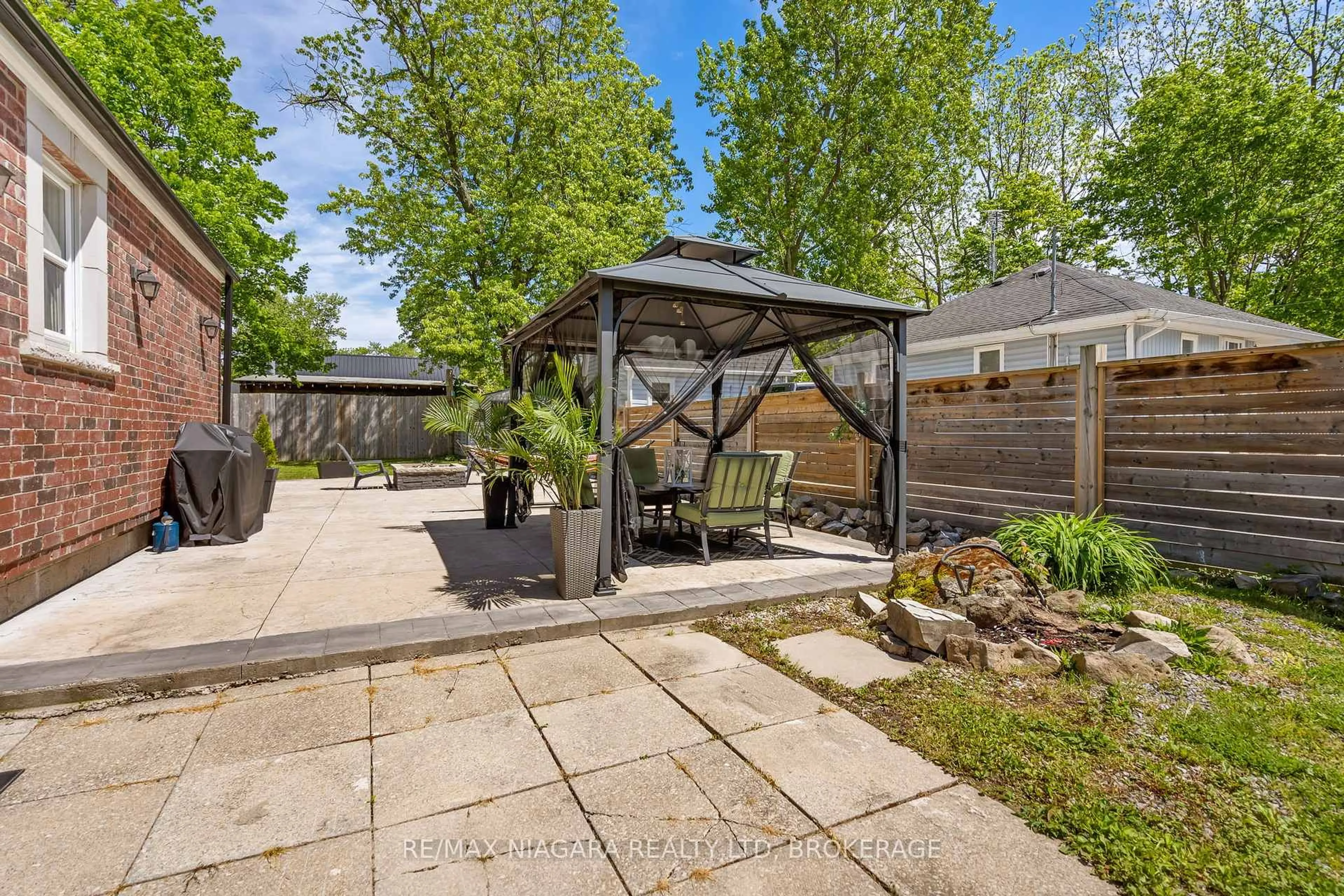 Patio, street for 498 North Mill St, Fort Erie Ontario L0S 1N0